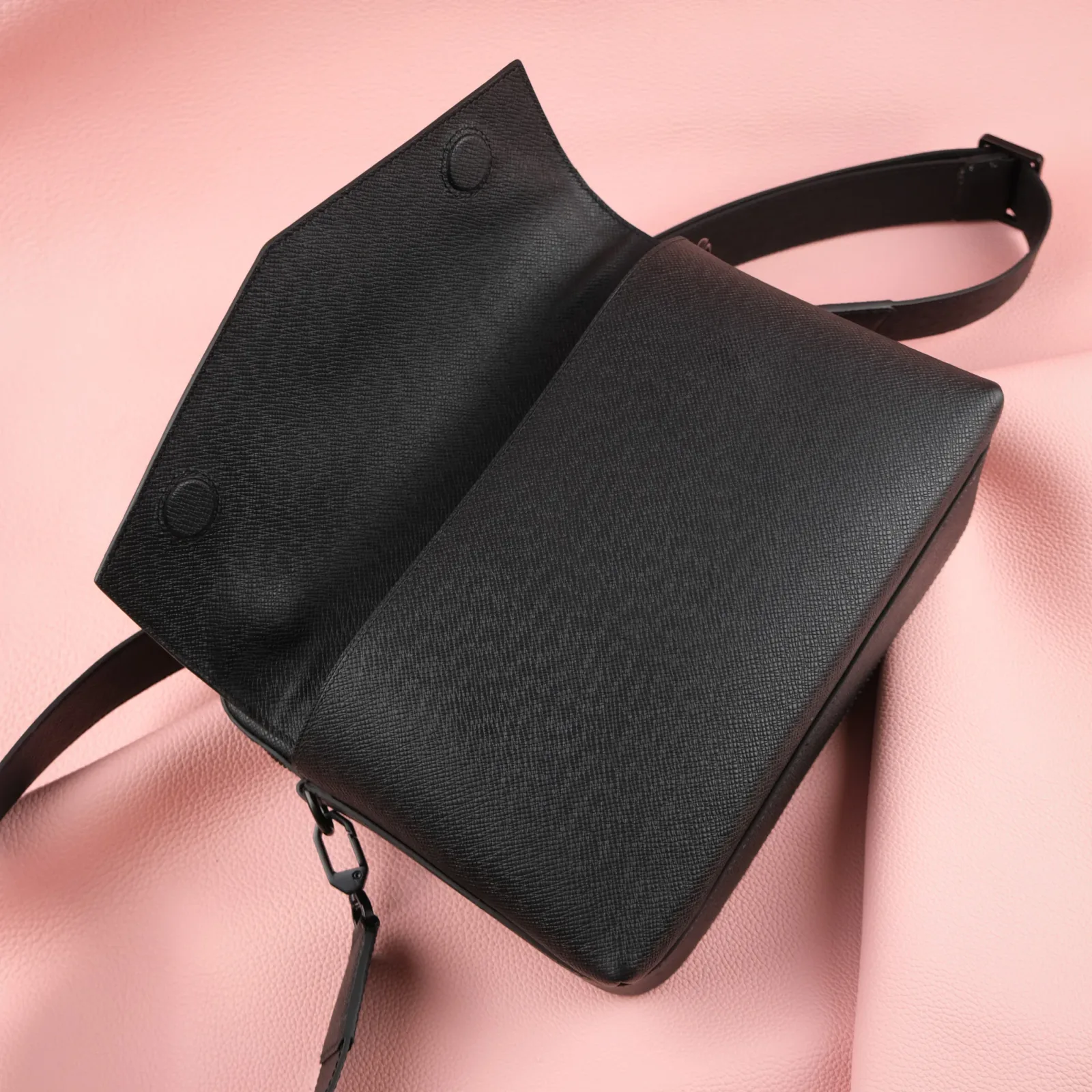 Ảnh Studio Túi taiga đen - KOI Leather