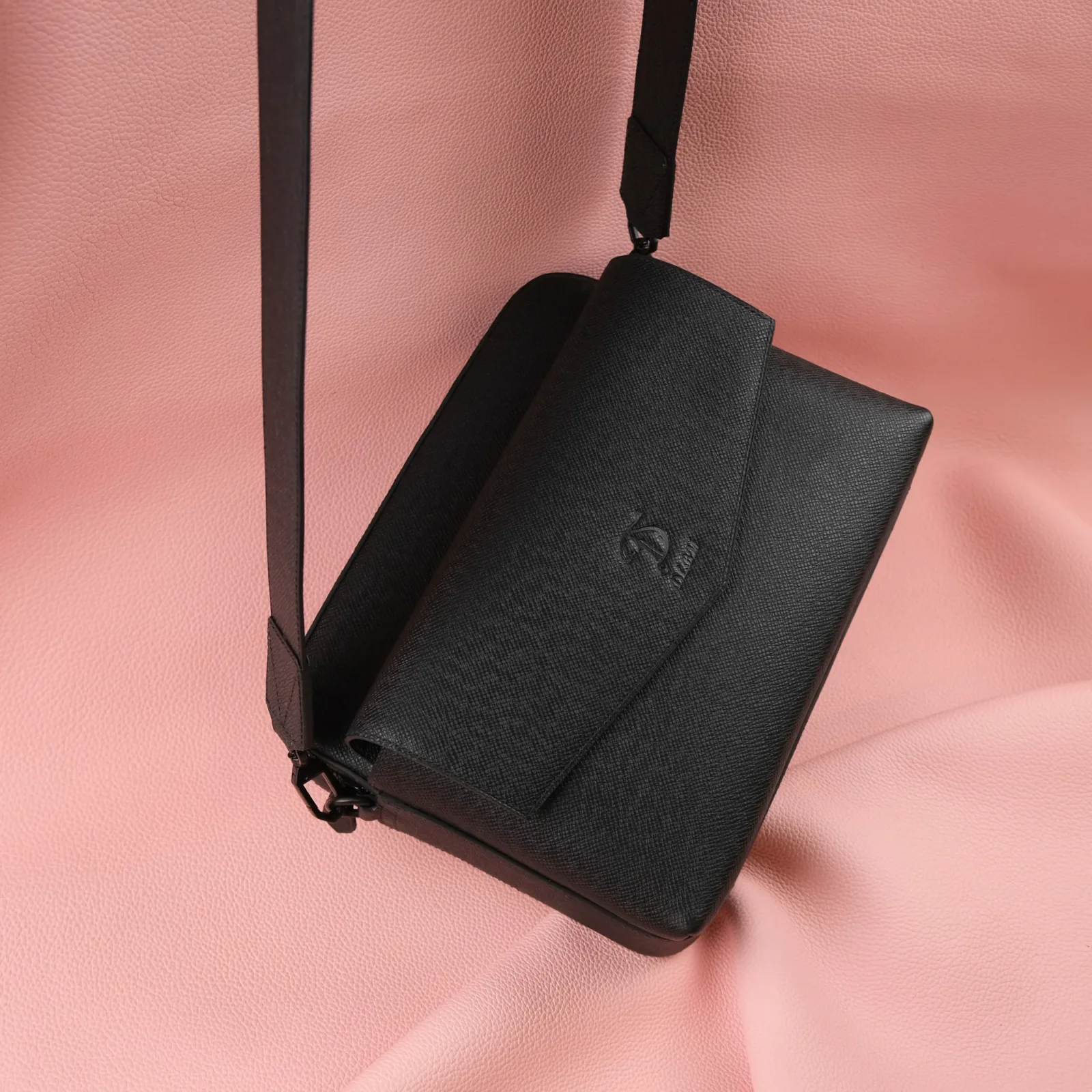 Ảnh Studio Túi taiga đen - KOI Leather