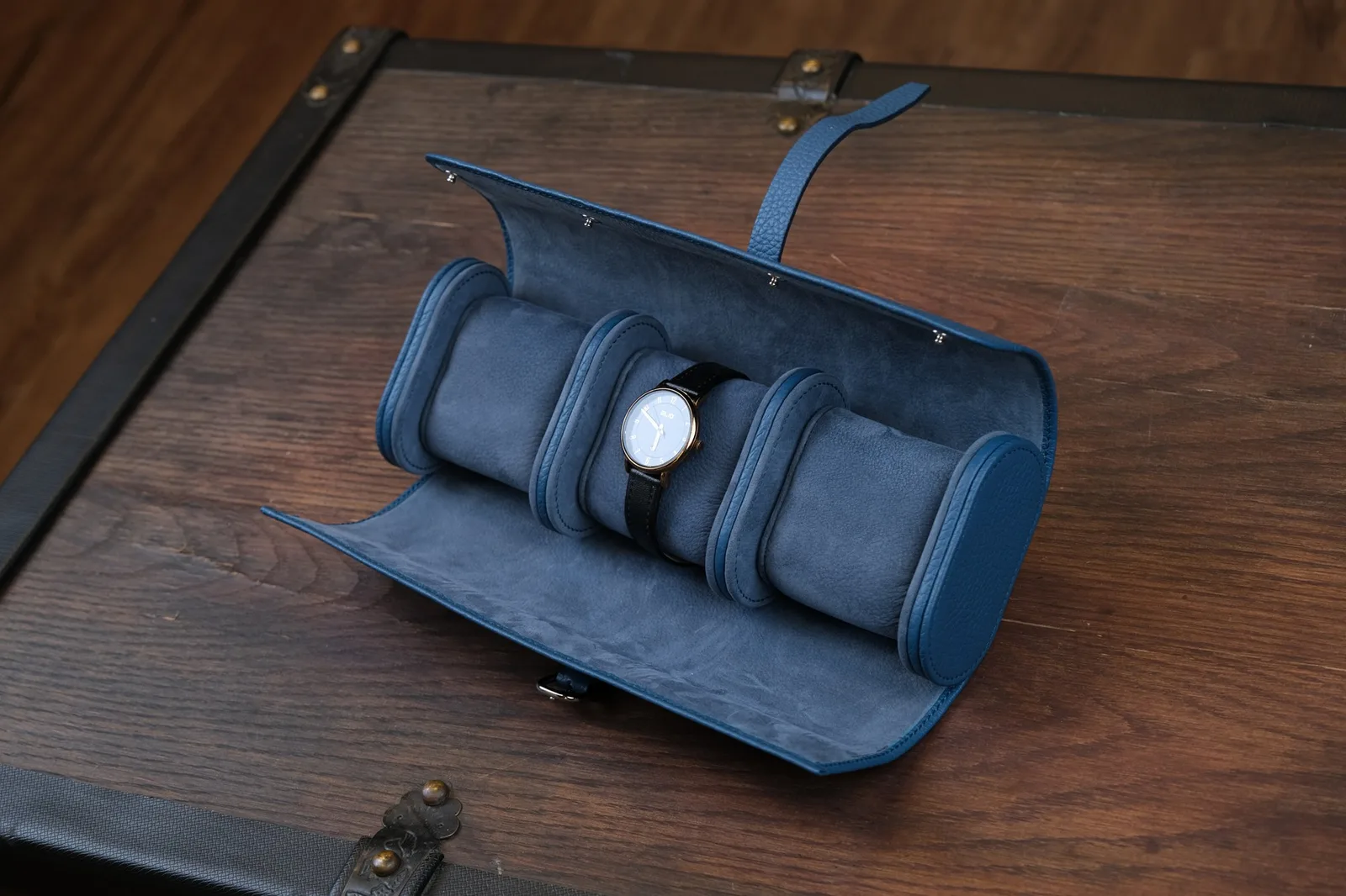 Ảnh Studio Hộp cuộn đựng 3 đồng hồ da Togo màu xanh navy - Koi Leather