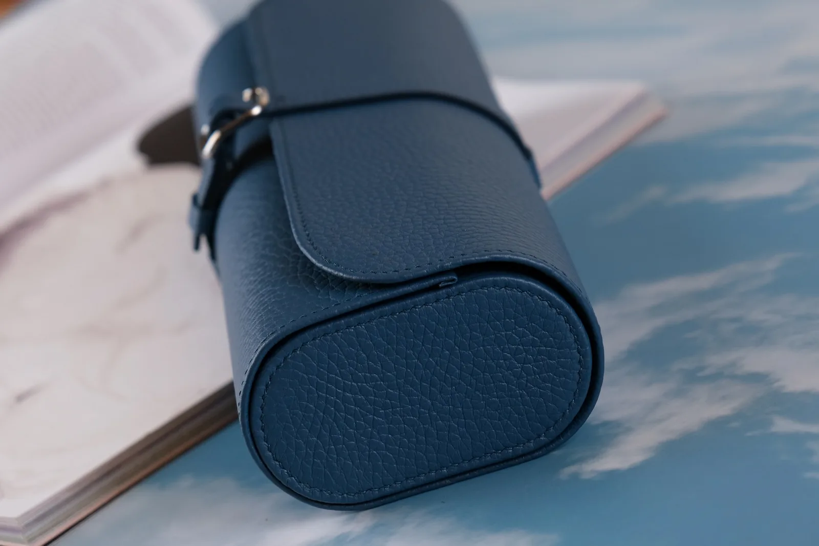 Ảnh Studio Hộp cuộn đựng 3 đồng hồ da Togo màu xanh navy - Koi Leather