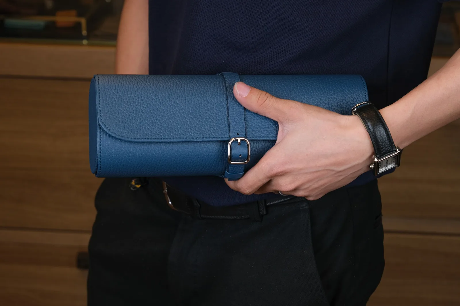 Ảnh Lifestyle Hộp cuộn đựng 3 đồng hồ da Togo màu xanh navy - Koi Leather