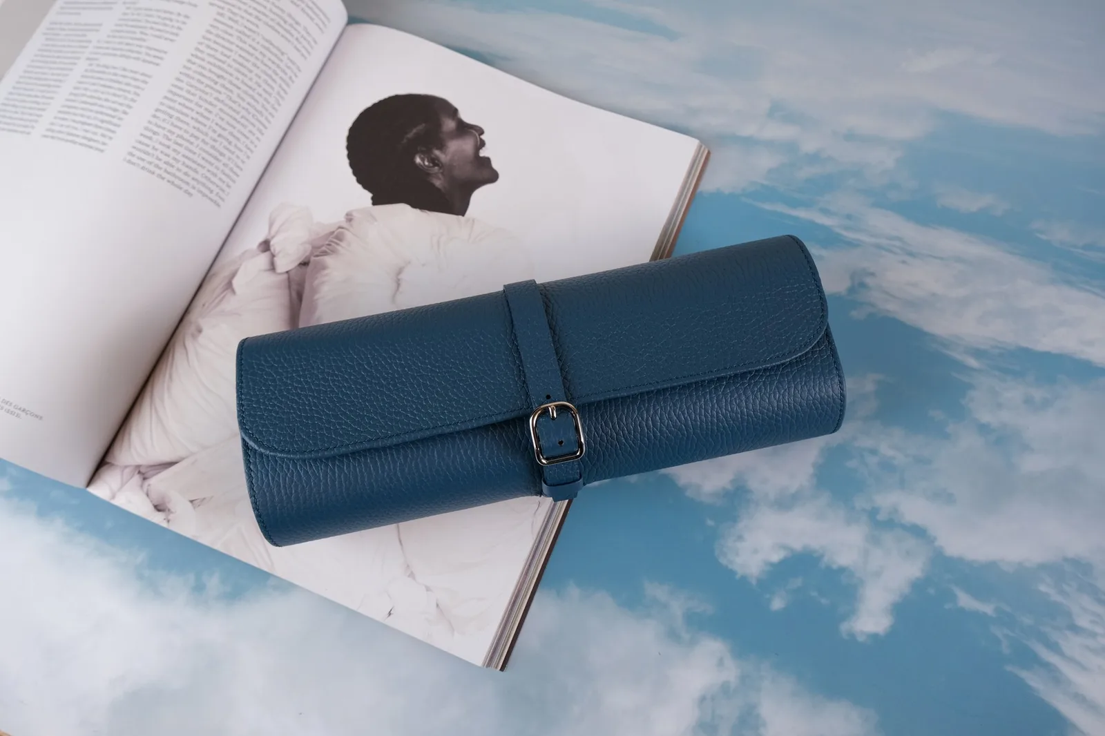 Ảnh Lifestyle Hộp cuộn đựng 3 đồng hồ da Togo màu xanh navy - Koi Leather