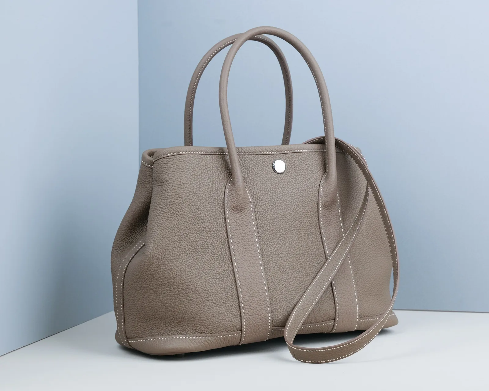 Ảnh Studio Túi xách tote da Togo màu nâu xám có dây đeo - Koi Leather