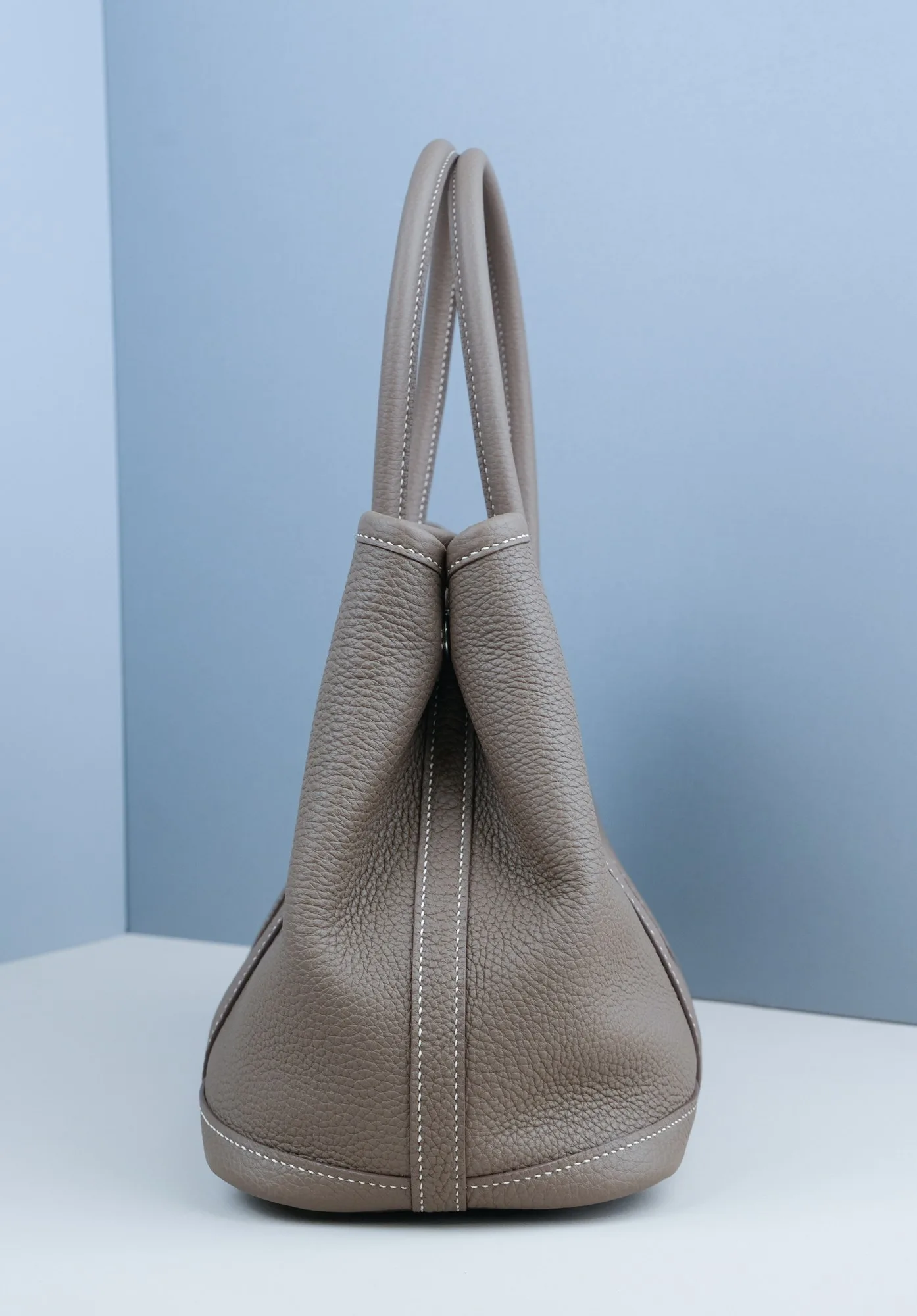 Ảnh Studio Túi xách tote da Togo màu nâu xám có dây đeo - Koi Leather