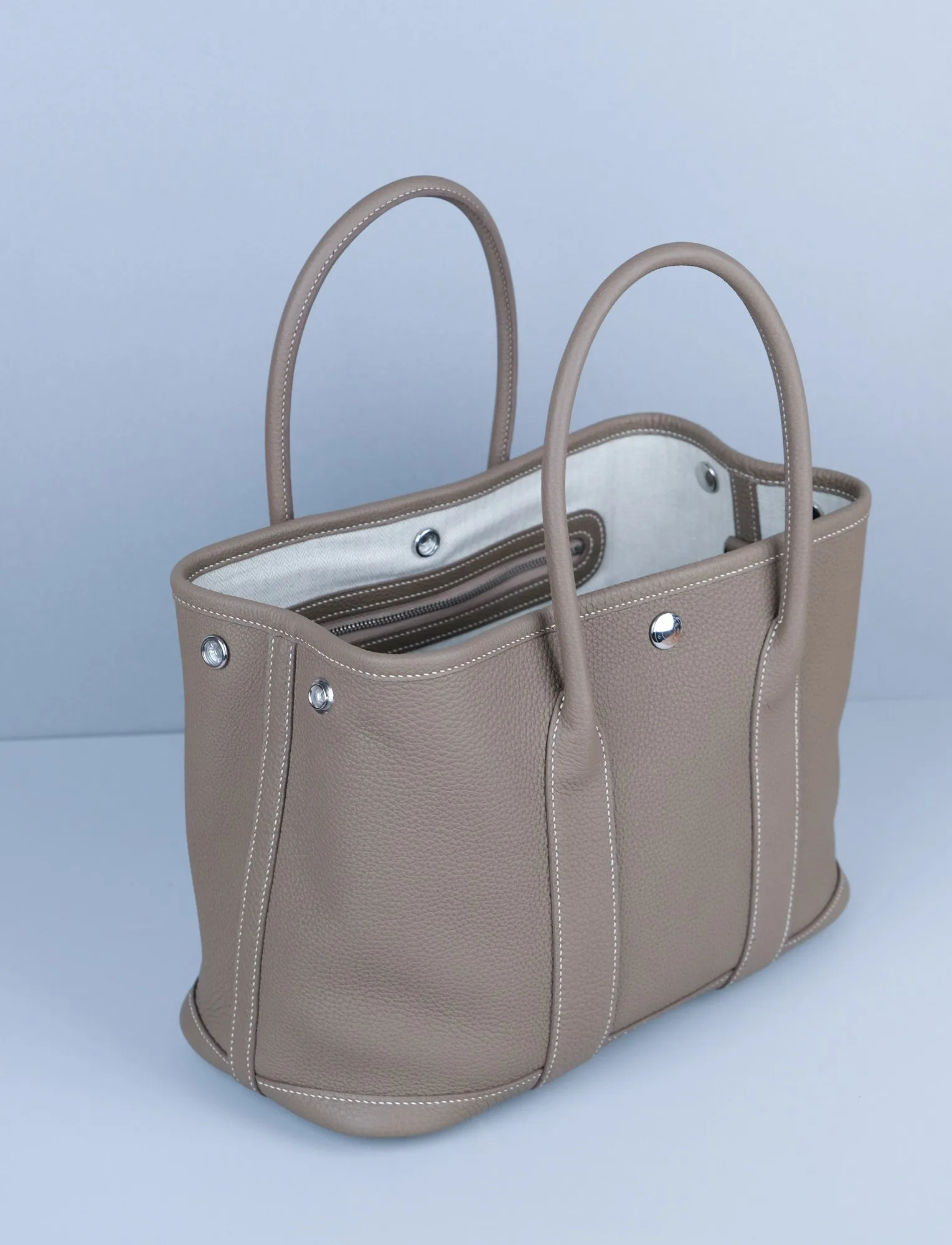 Ảnh Studio Túi xách tote da Togo màu nâu xám có dây đeo - Koi Leather