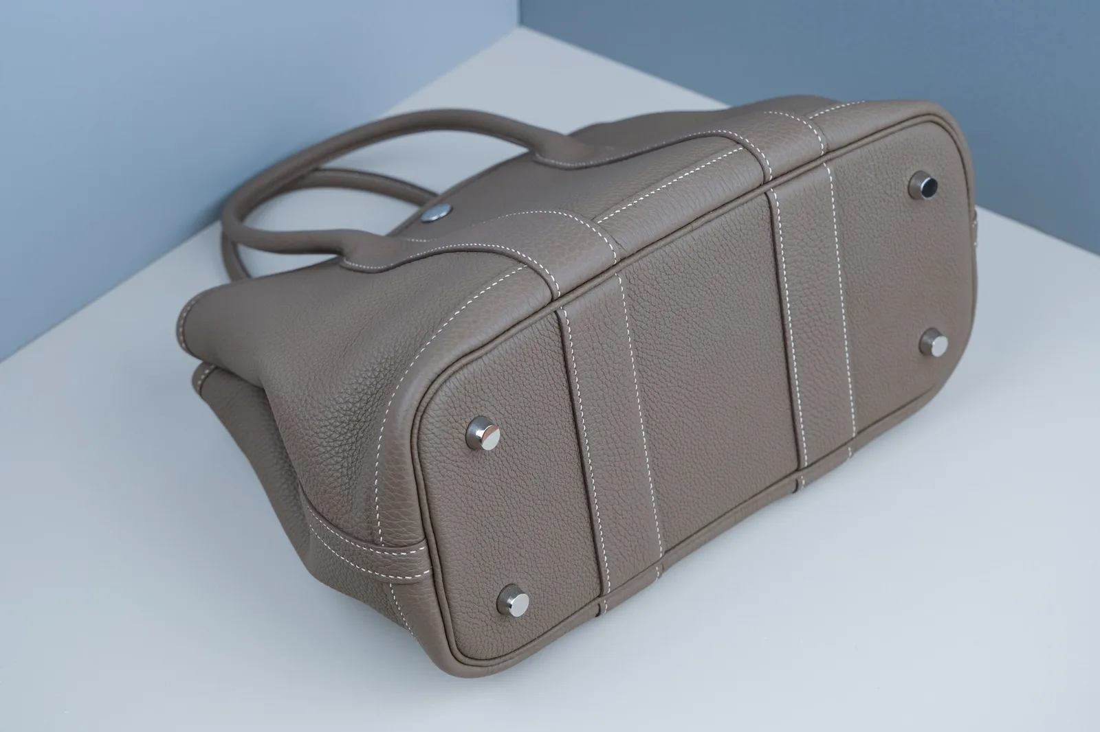 Ảnh Studio Túi xách tote da Togo màu nâu xám có dây đeo - Koi Leather