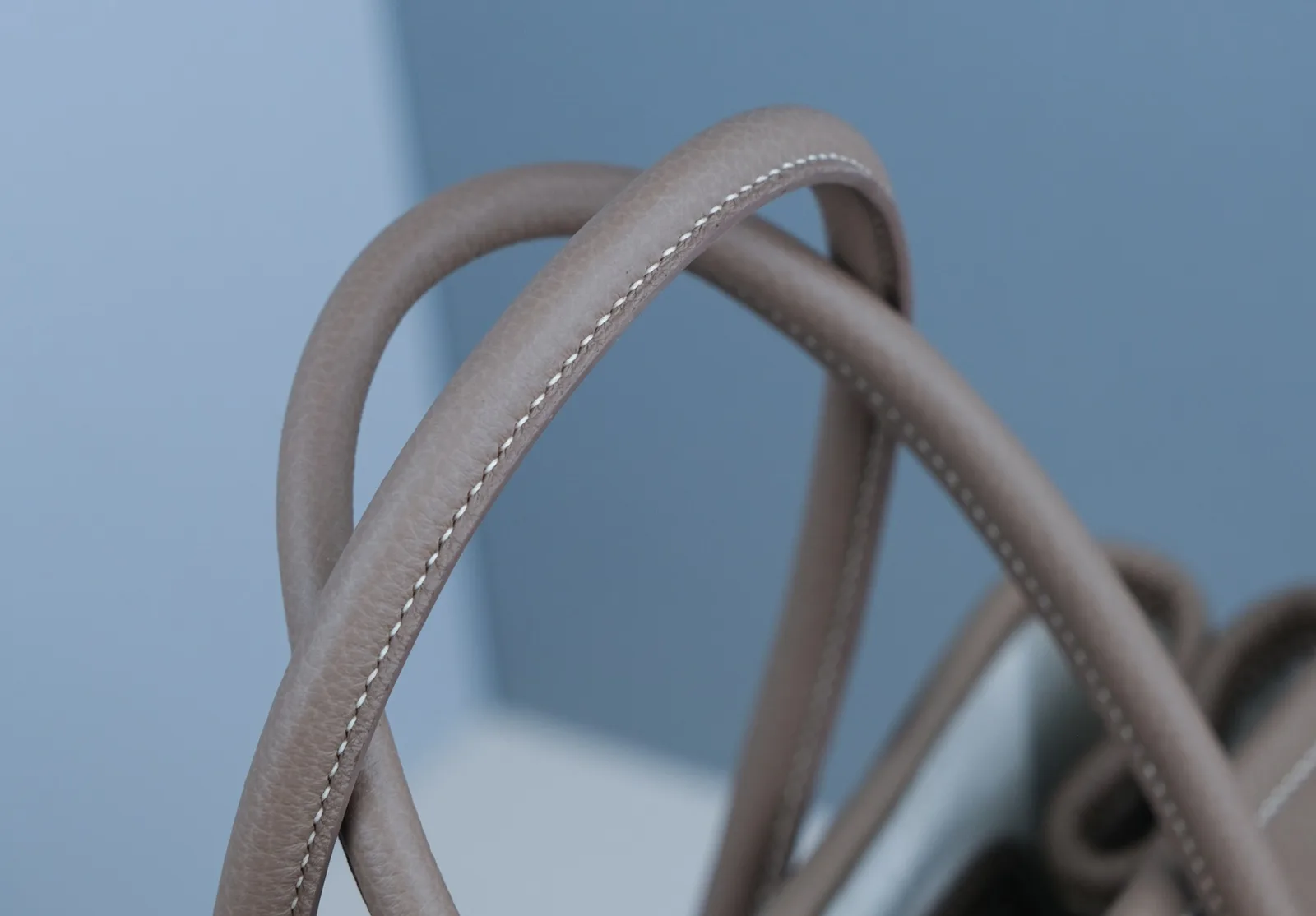 Ảnh Studio Túi xách tote da Togo màu nâu xám có dây đeo - Koi Leather