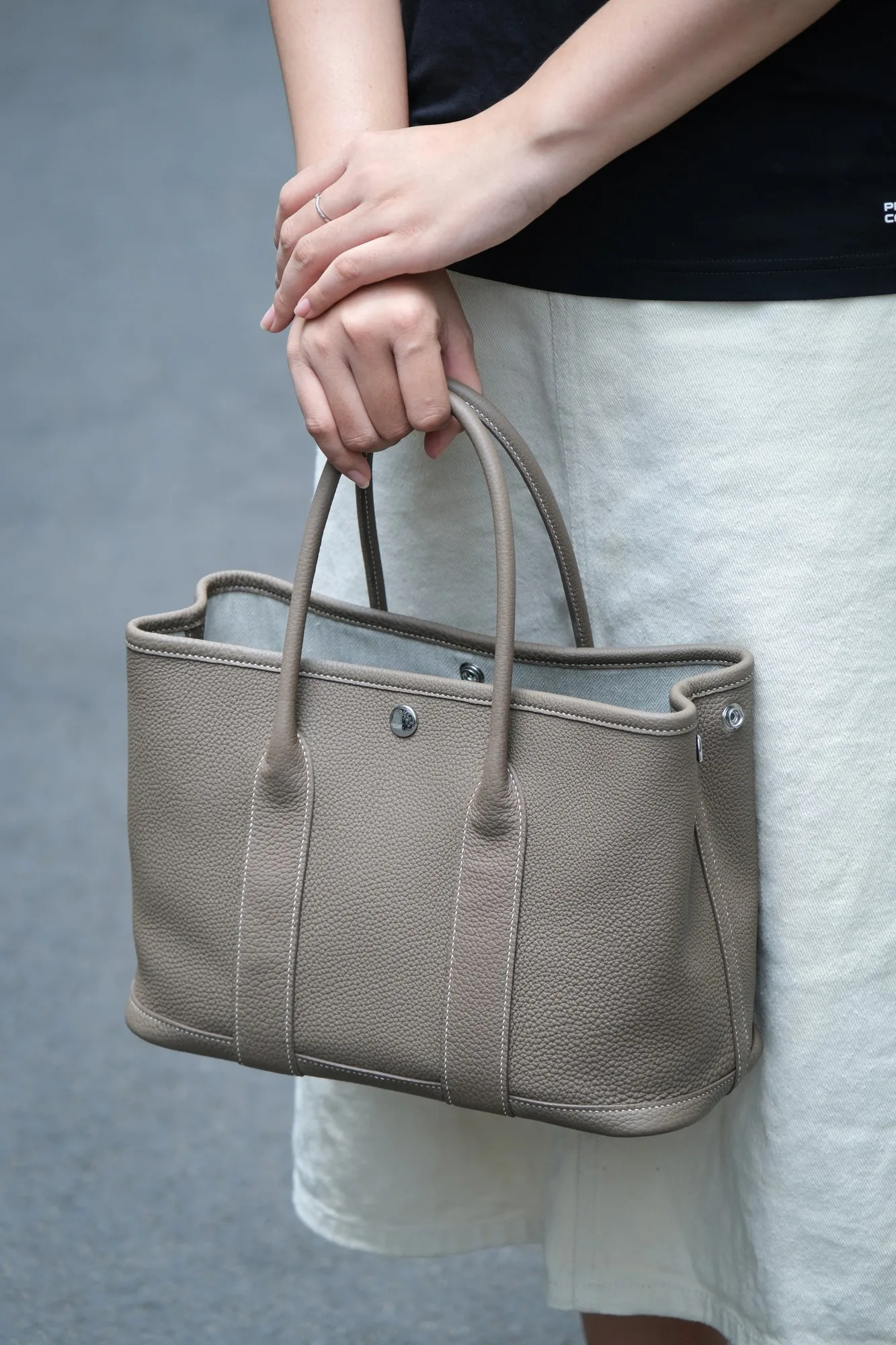 Ảnh Lifestyle Túi xách tote da Togo màu nâu xám có dây đeo - Koi Leather
