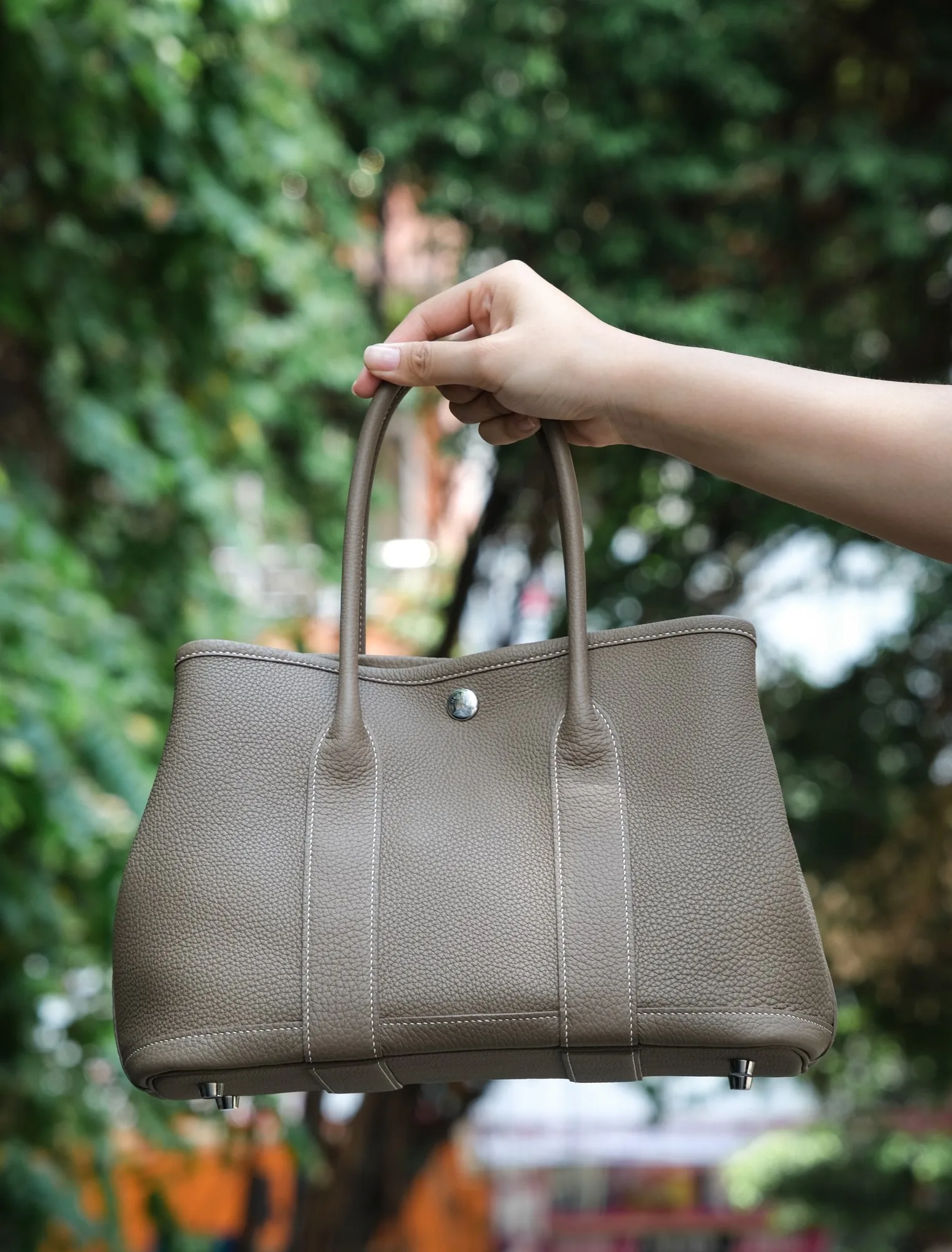 Ảnh Lifestyle Túi xách tote da Togo màu nâu xám có dây đeo - Koi Leather