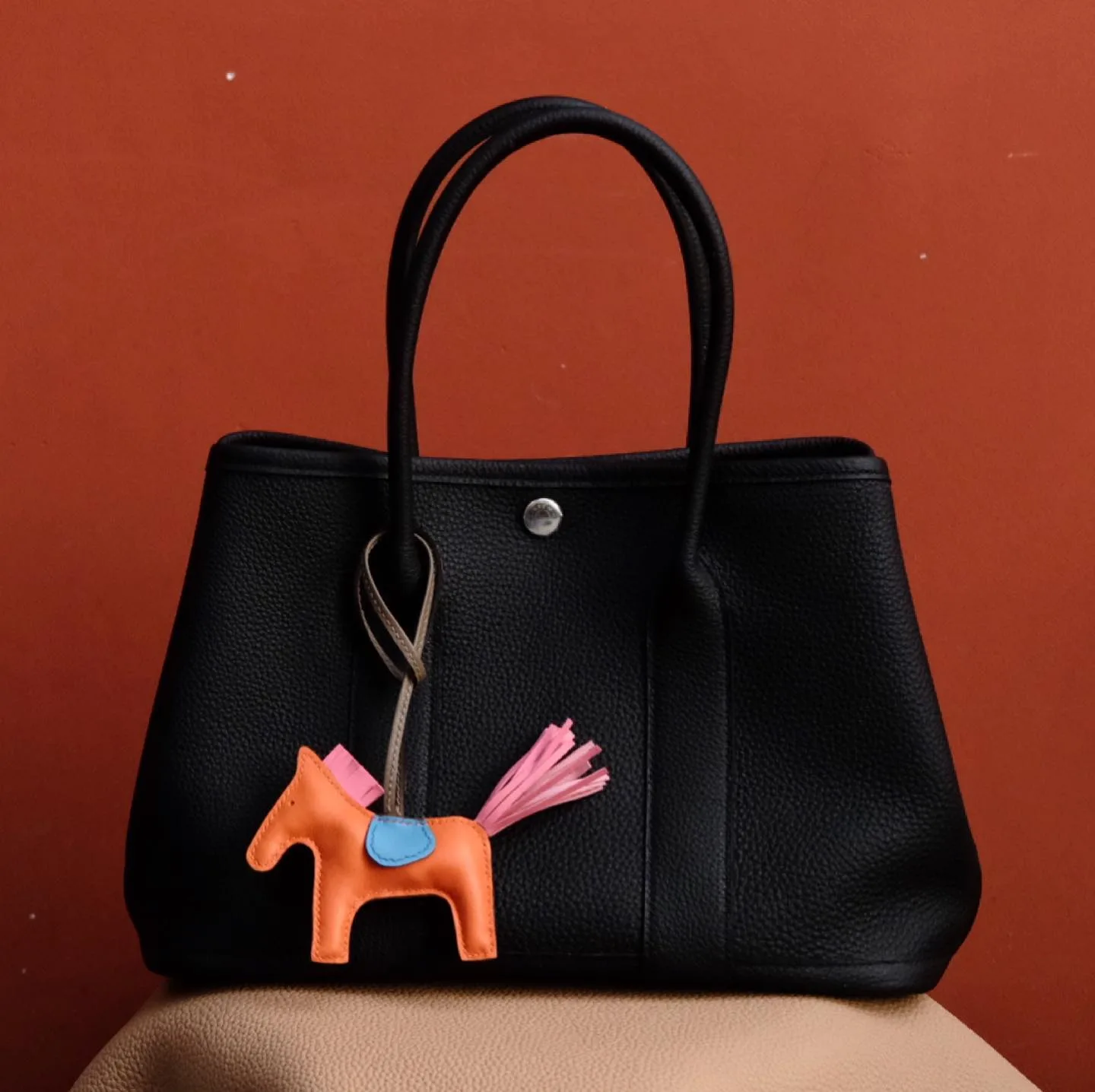 Ảnh Studio Túi Garden Party da bê Togo màu nâu xám có dây đeo - Size 30 - Koi Leather