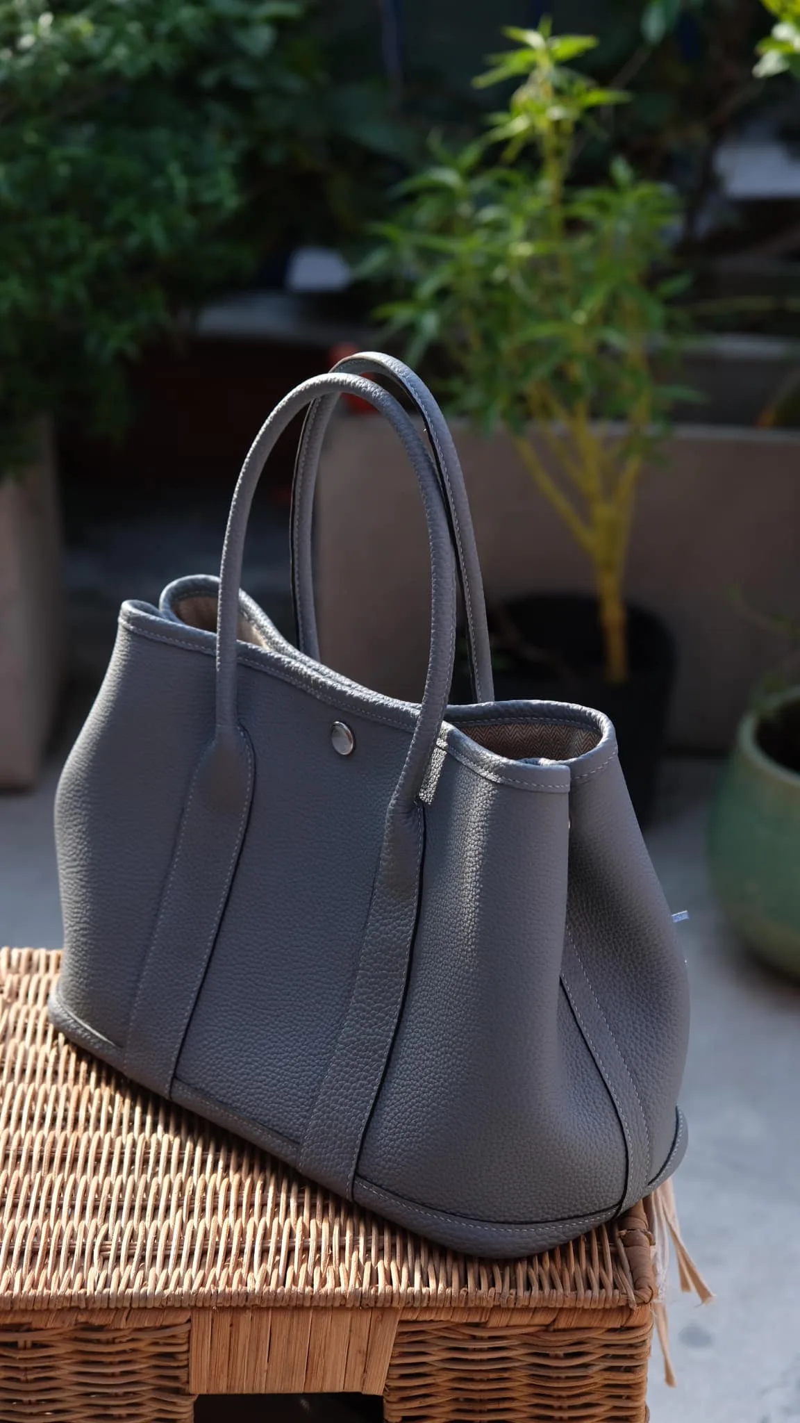 Ảnh Studio Túi Garden Party da bê Togo màu nâu xám có dây đeo - Size 30 - Koi Leather