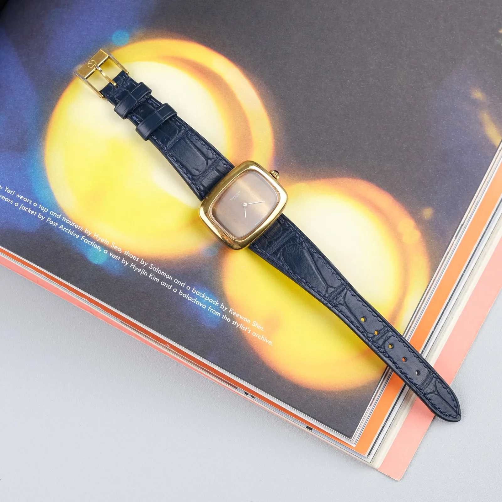 Ảnh Lifestyle Dây đồng hồ da cá sấu màu xanh navy cho Favre-Leuba - Koi Leather