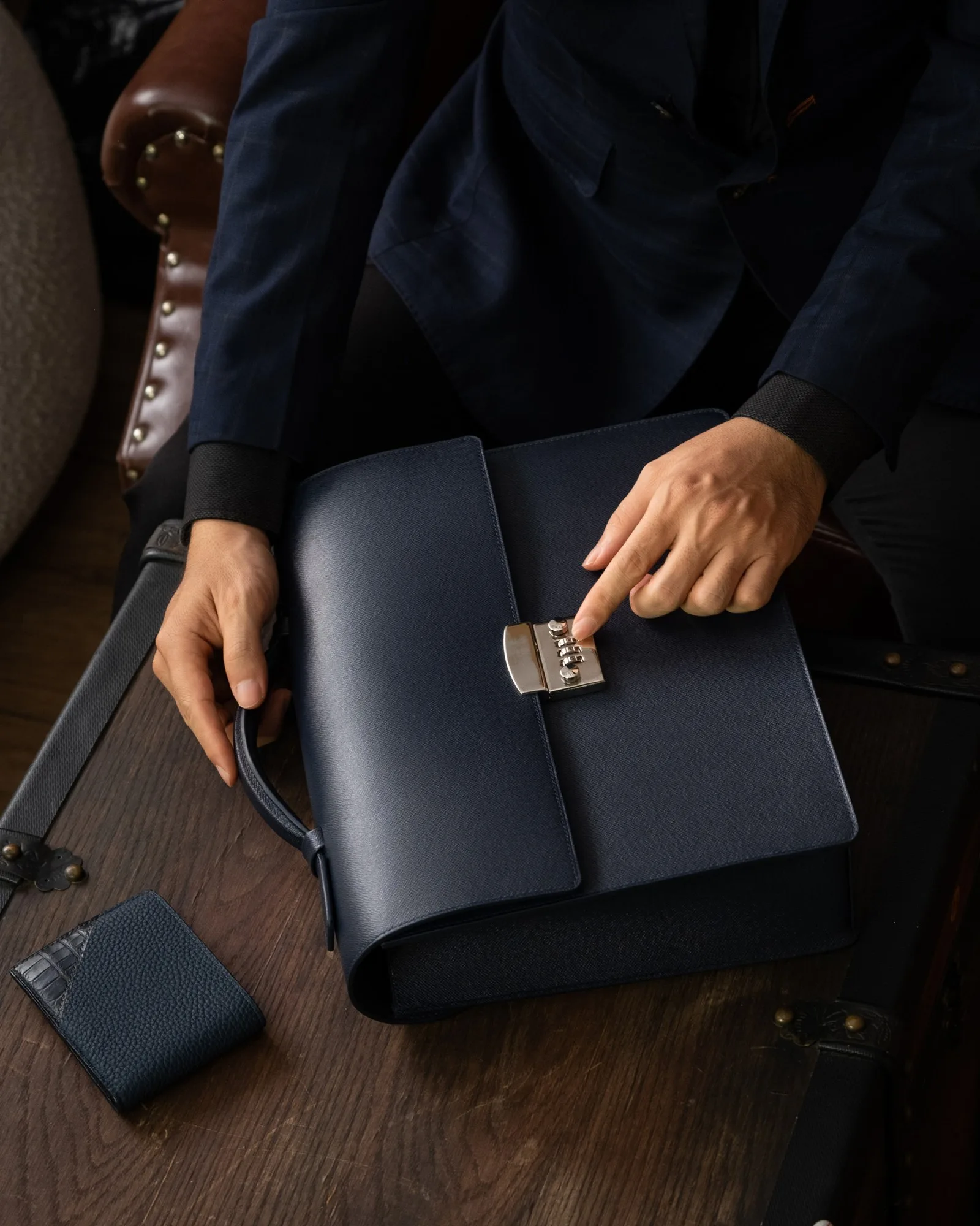 Ảnh Lifestyle Cặp da công sở Epsom màu navy nắp gập khóa số - Koi Leather