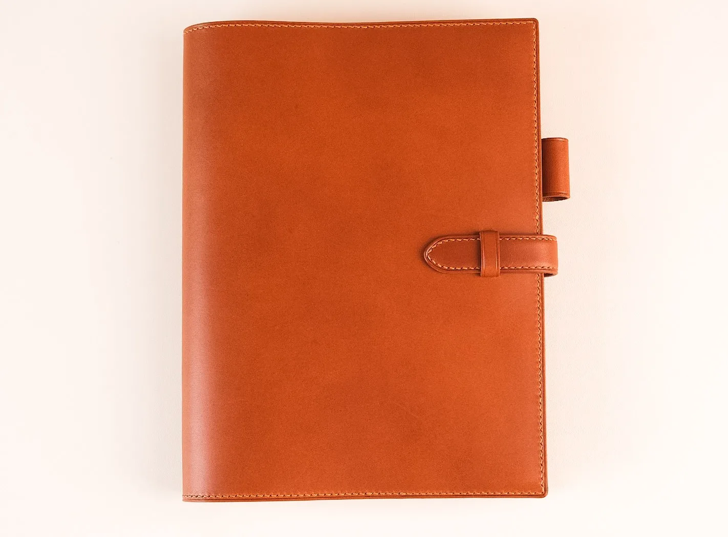 Ảnh Studio Bìa sổ tay da bò màu cam quai gài có khe cài bút - Koi Leather