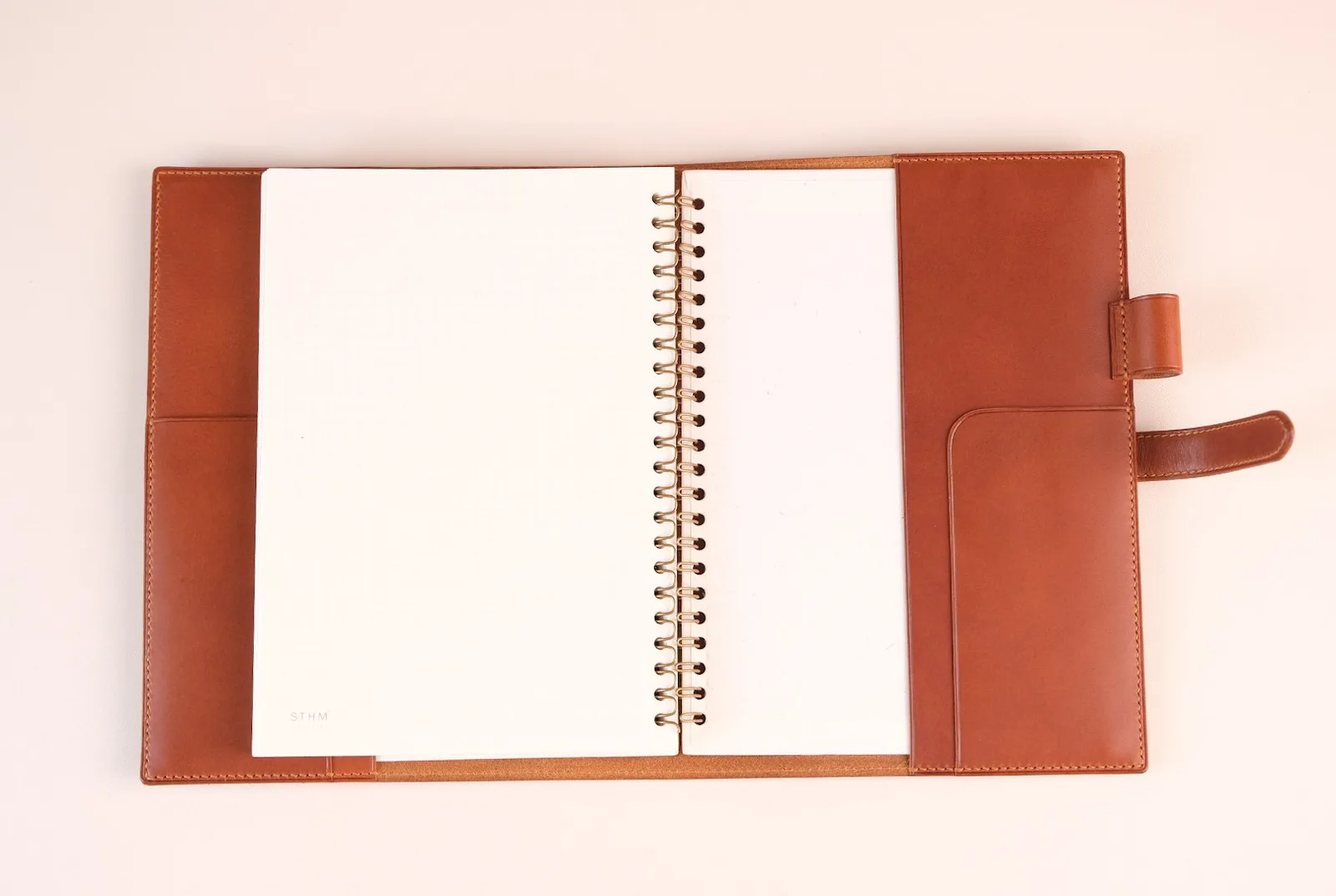 Ảnh Studio Bìa sổ tay da bò màu cam quai gài có khe cài bút - Koi Leather
