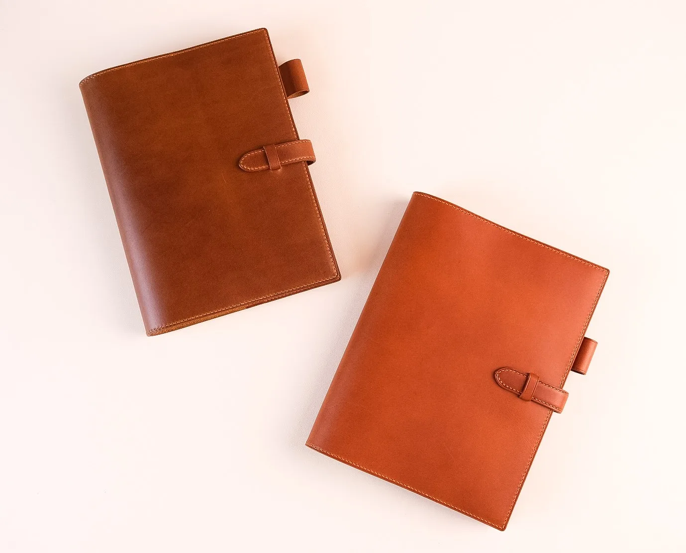 Ảnh Studio Bìa sổ tay da bò màu cam quai gài có khe cài bút - Koi Leather