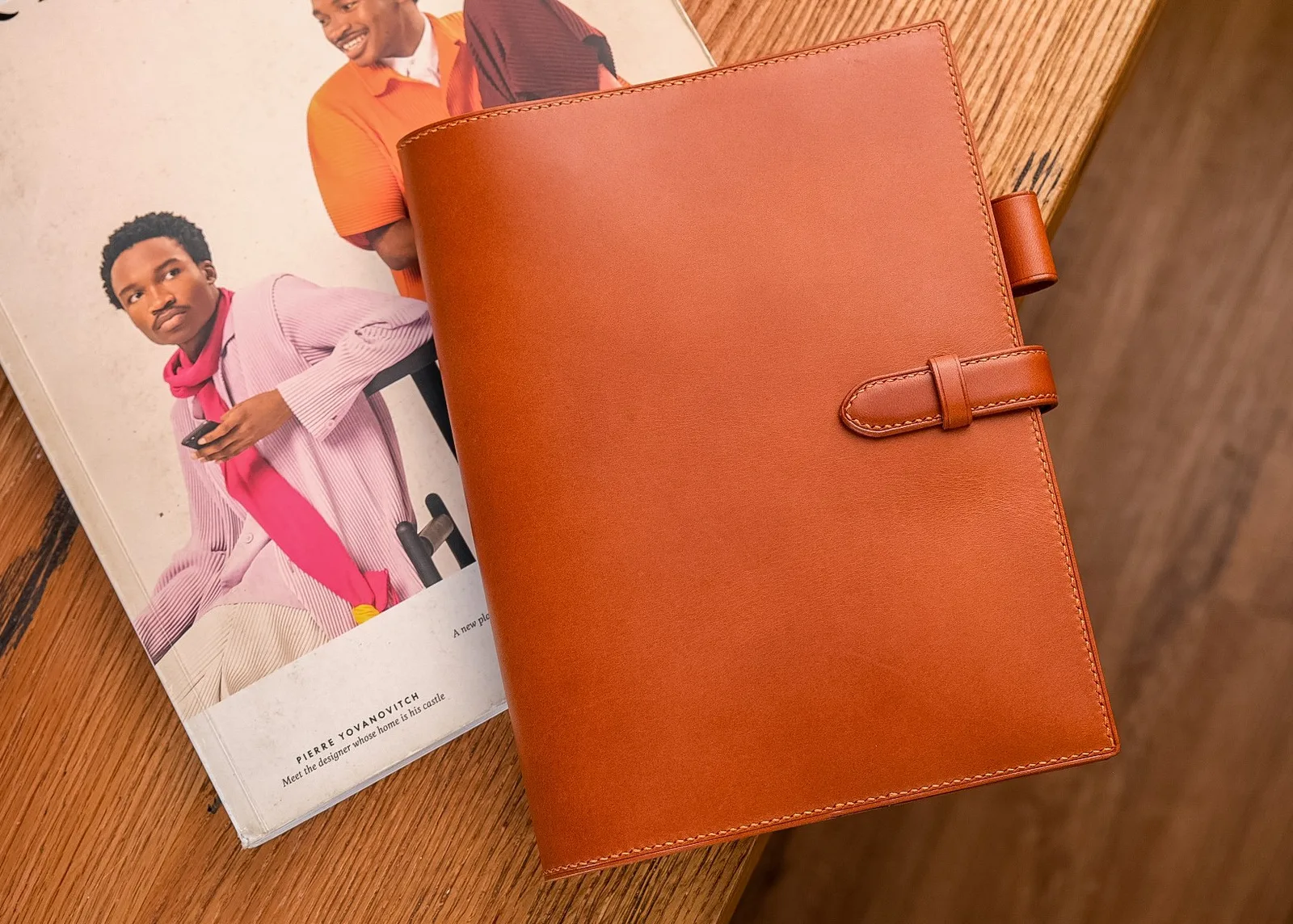 Ảnh Lifestyle Bìa sổ tay da bò màu cam quai gài có khe cài bút - Koi Leather