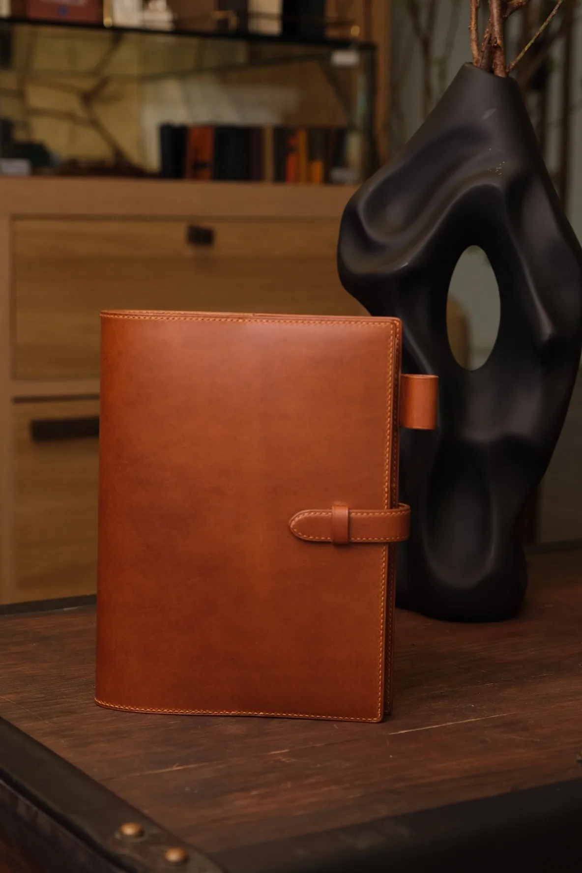 Ảnh Lifestyle Bìa sổ tay da bò màu cam quai gài có khe cài bút - Koi Leather
