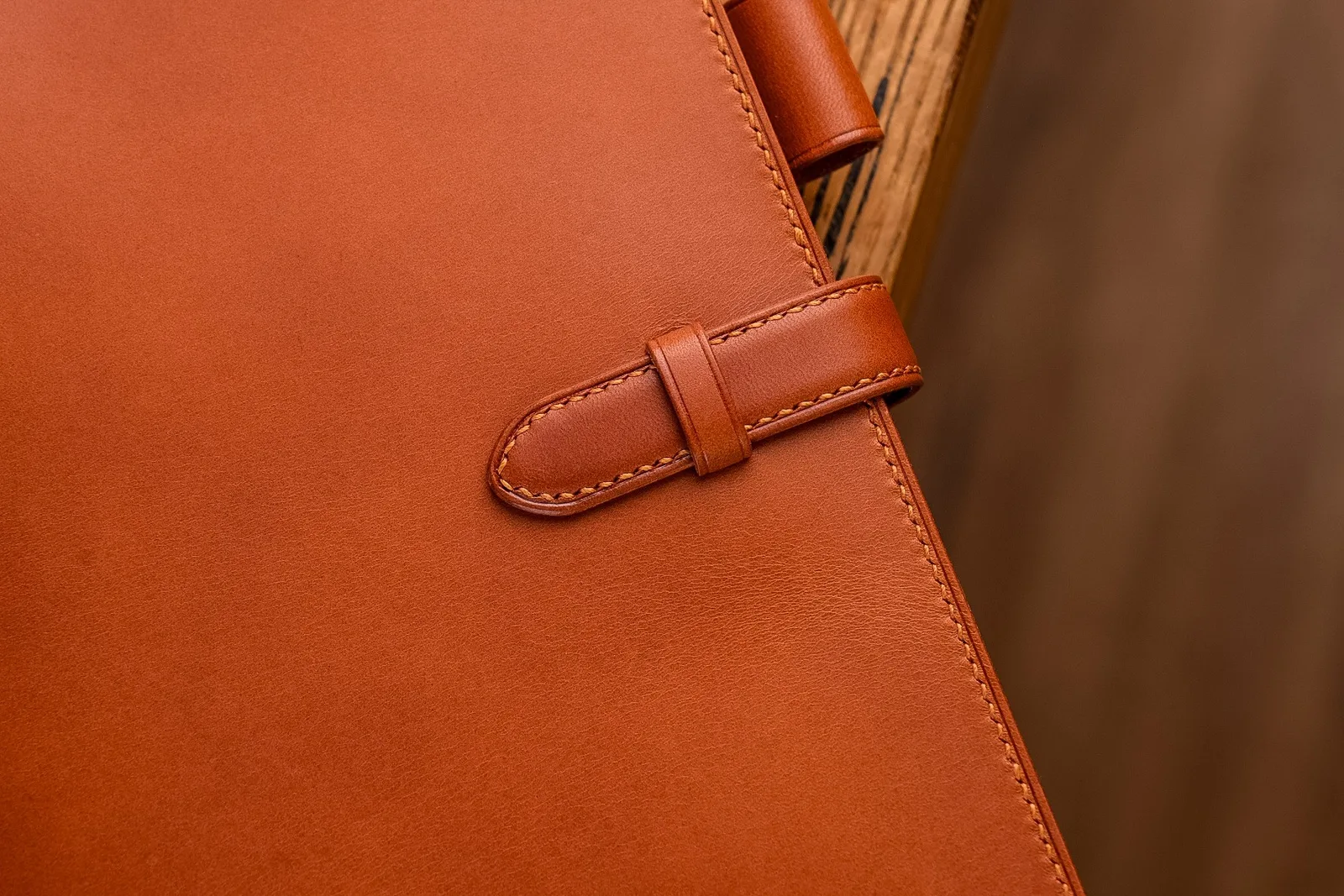 Ảnh Lifestyle Bìa sổ tay da bò màu cam quai gài có khe cài bút - Koi Leather