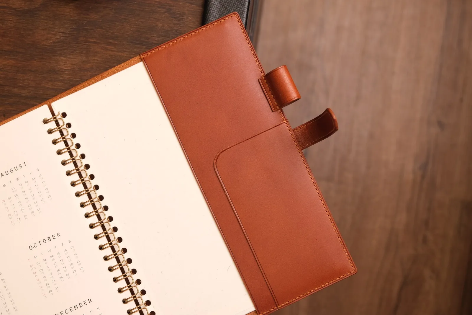 Ảnh Lifestyle Bìa sổ tay da bò màu cam quai gài có khe cài bút - Koi Leather
