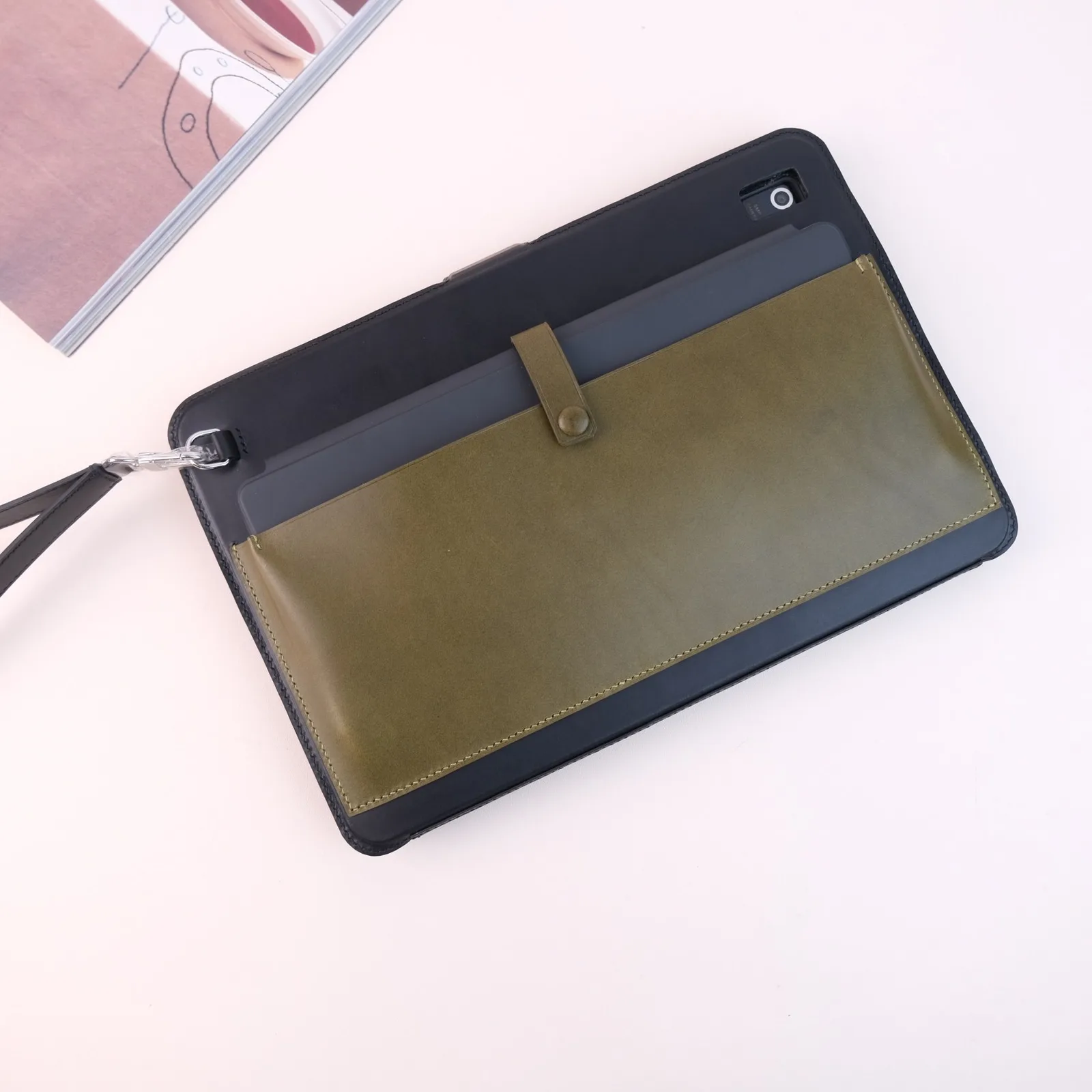 Ảnh Studio Bao da iPad kiêm clutch cầm tay màu đen phối xanh olive - Koi Leather
