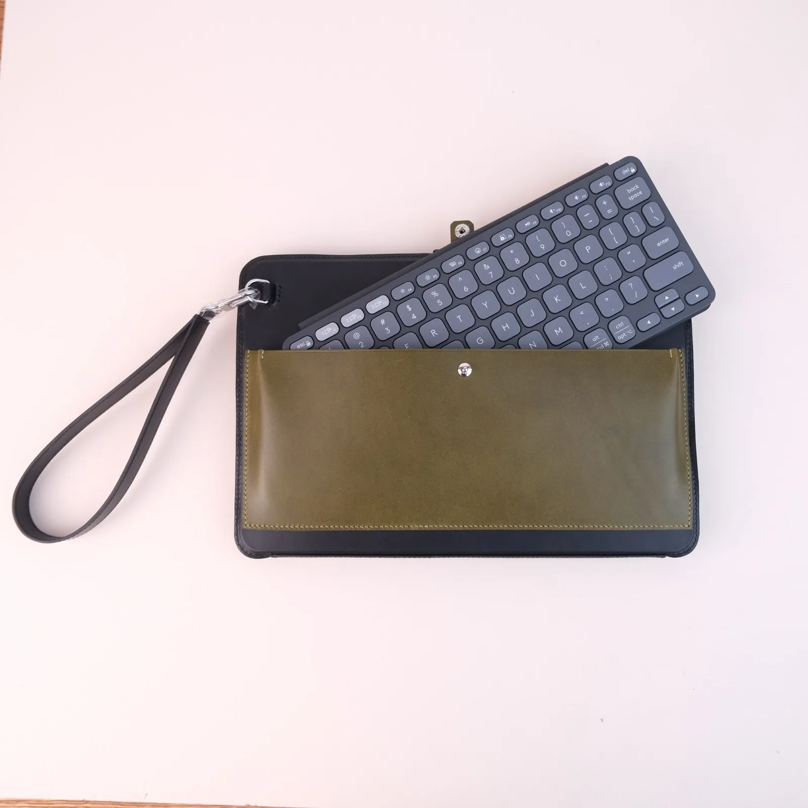 Ảnh Studio Bao da iPad kiêm clutch cầm tay màu đen phối xanh olive - Koi Leather