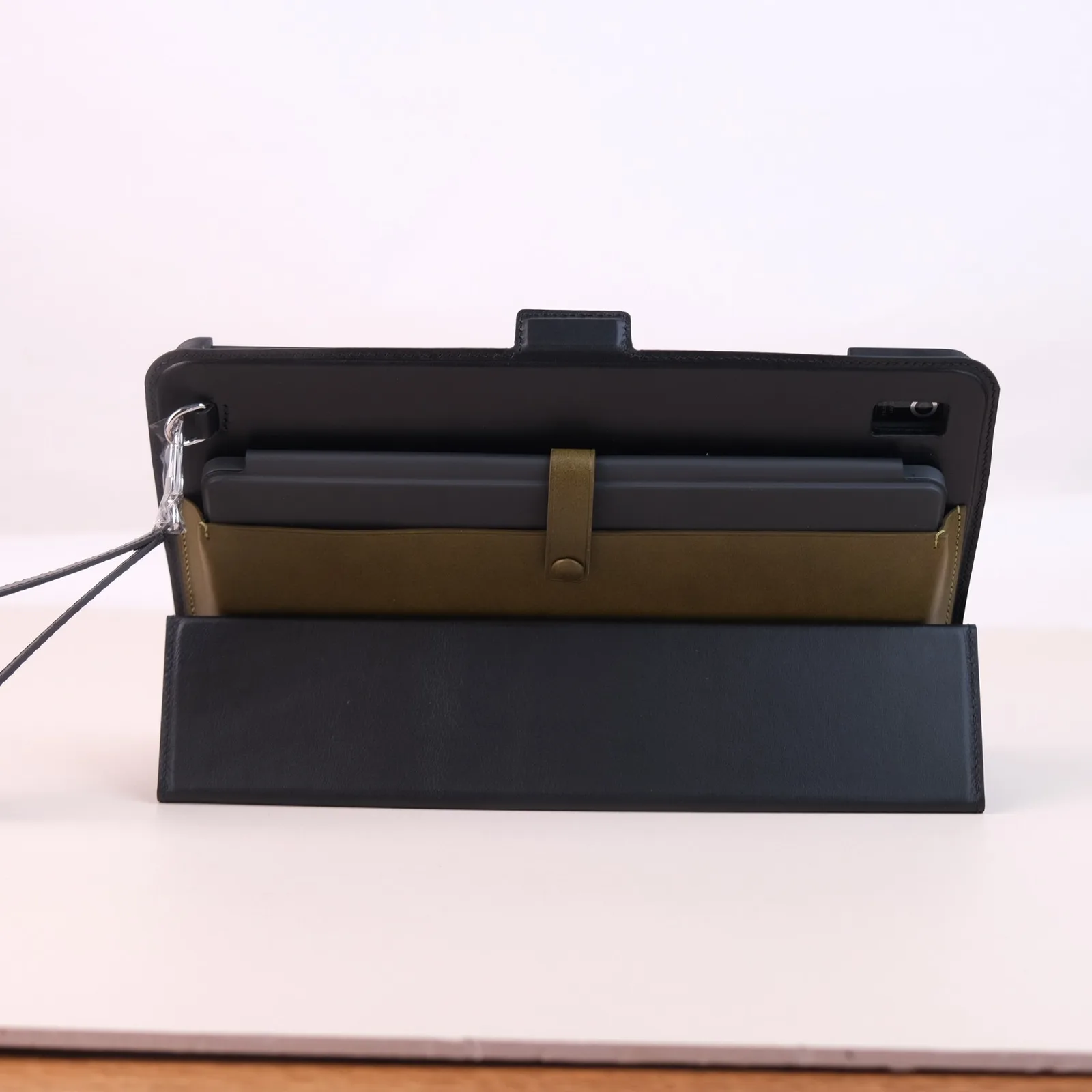 Ảnh Studio Bao da iPad kiêm clutch cầm tay màu đen phối xanh olive - Koi Leather