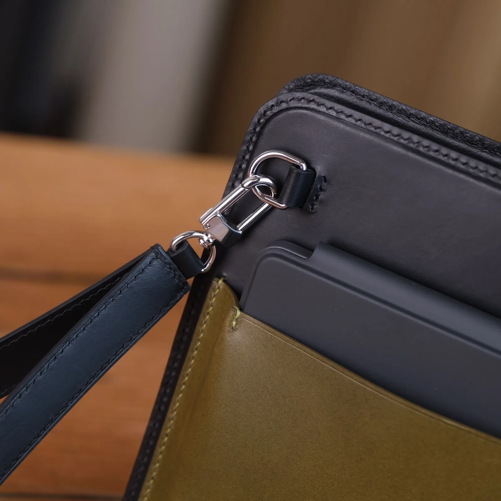Ảnh Studio Bao da iPad kiêm clutch cầm tay màu đen phối xanh olive - Koi Leather