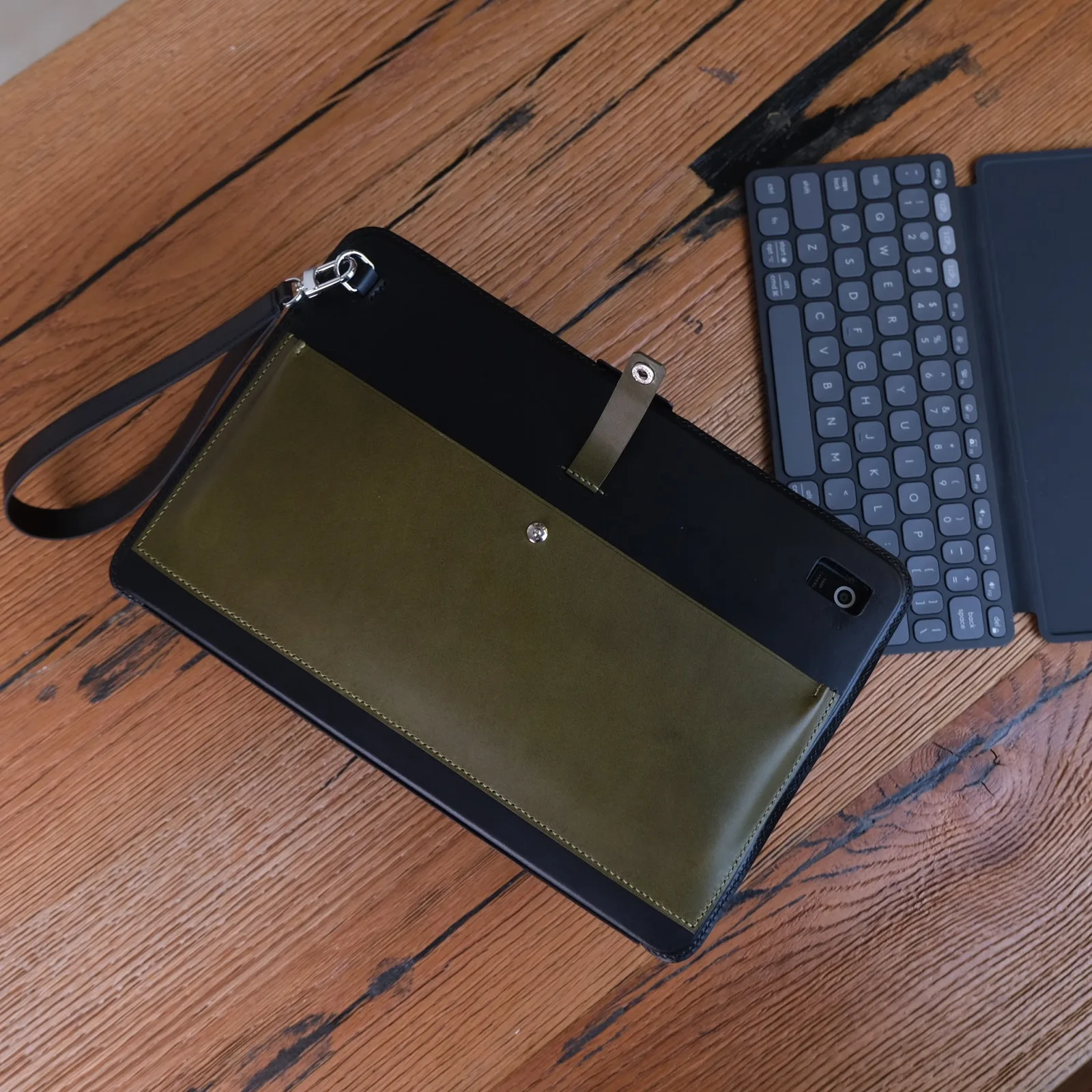 Ảnh Lifestyle Bao da iPad kiêm clutch cầm tay màu đen phối xanh olive - Koi Leather
