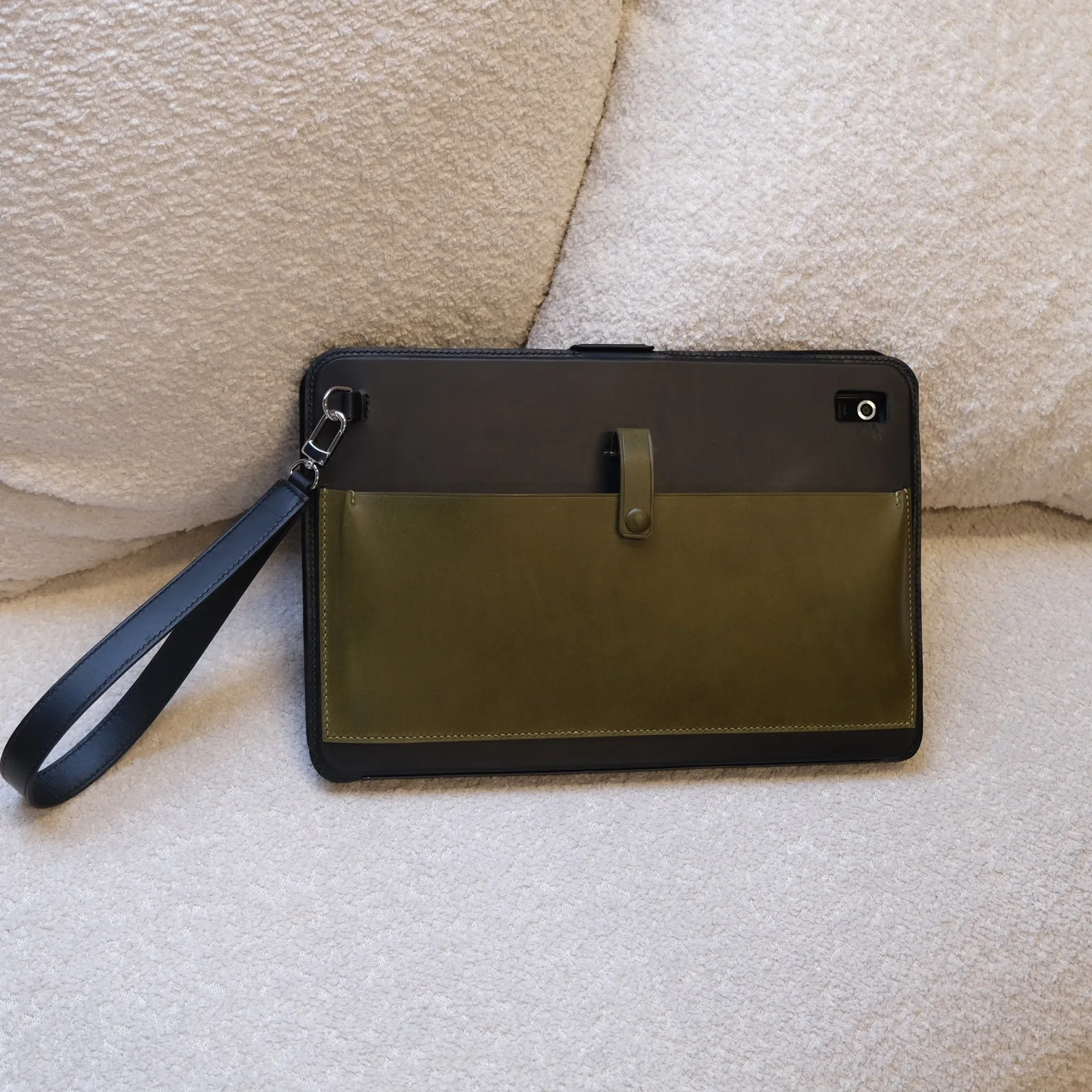Ảnh Lifestyle Bao da iPad kiêm clutch cầm tay màu đen phối xanh olive - Koi Leather