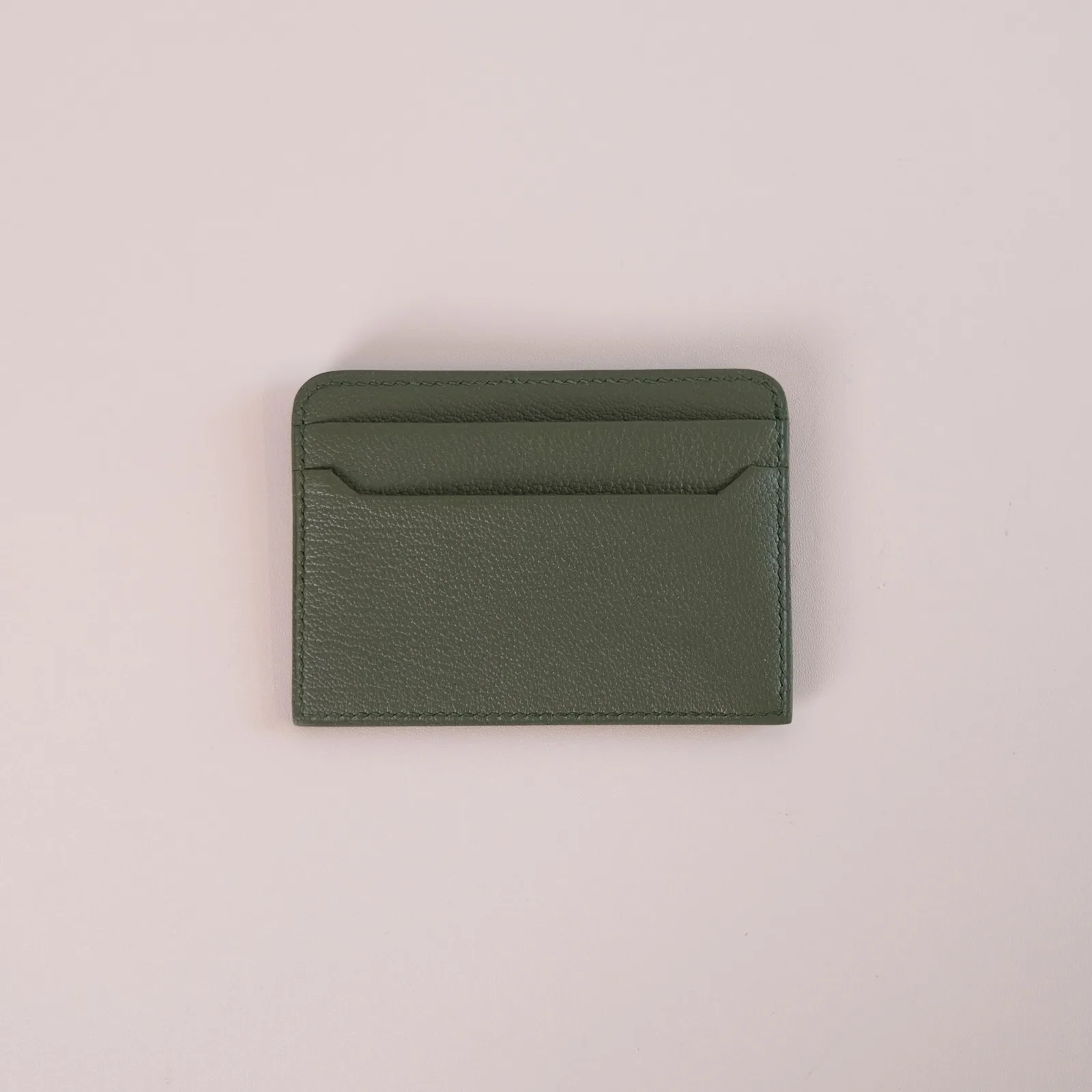 Ảnh Studio Ví đựng thẻ da bò vân màu xanh olive dáng mỏng - Koi Leather