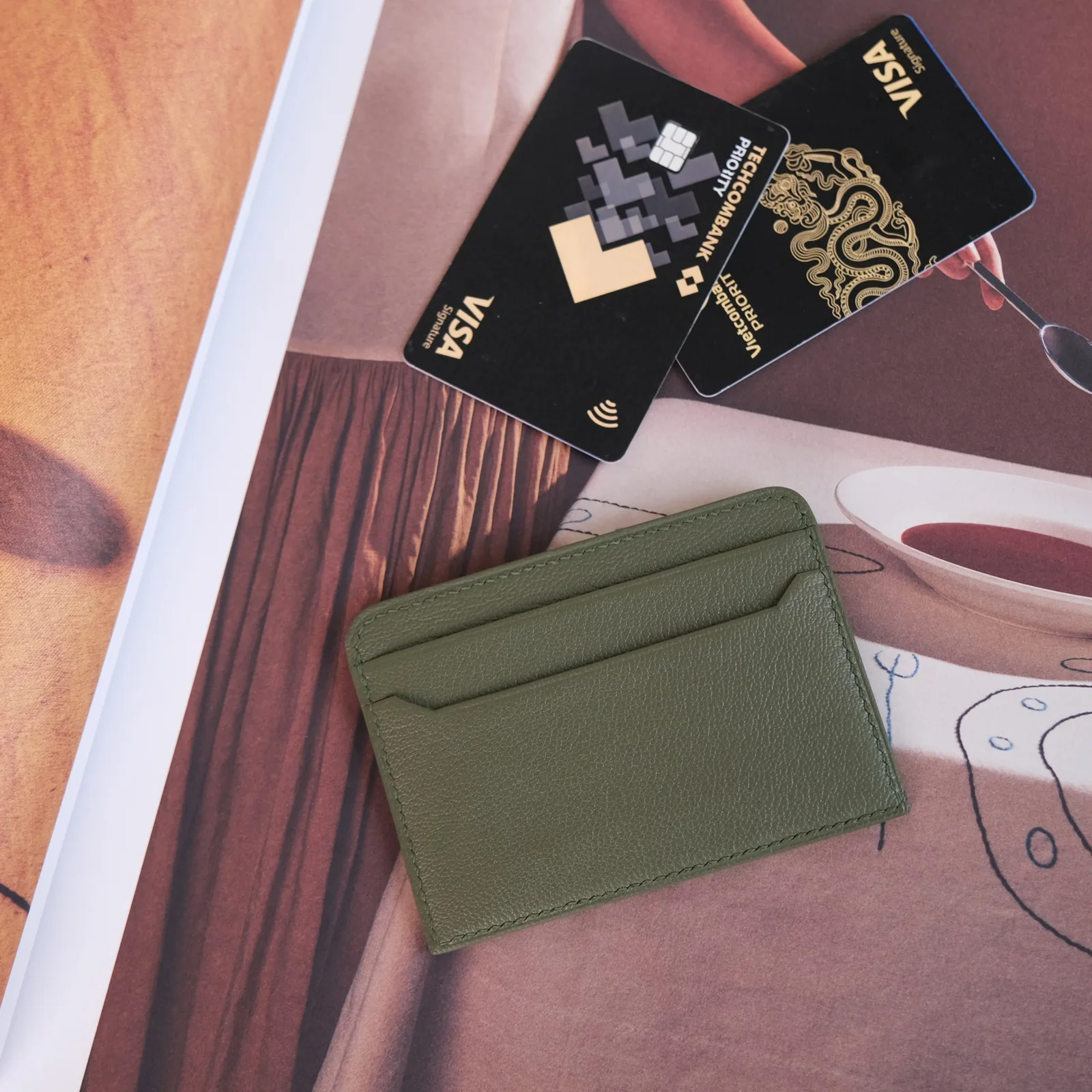 Ảnh Lifestyle Ví đựng thẻ da bò vân màu xanh olive dáng mỏng - Koi Leather