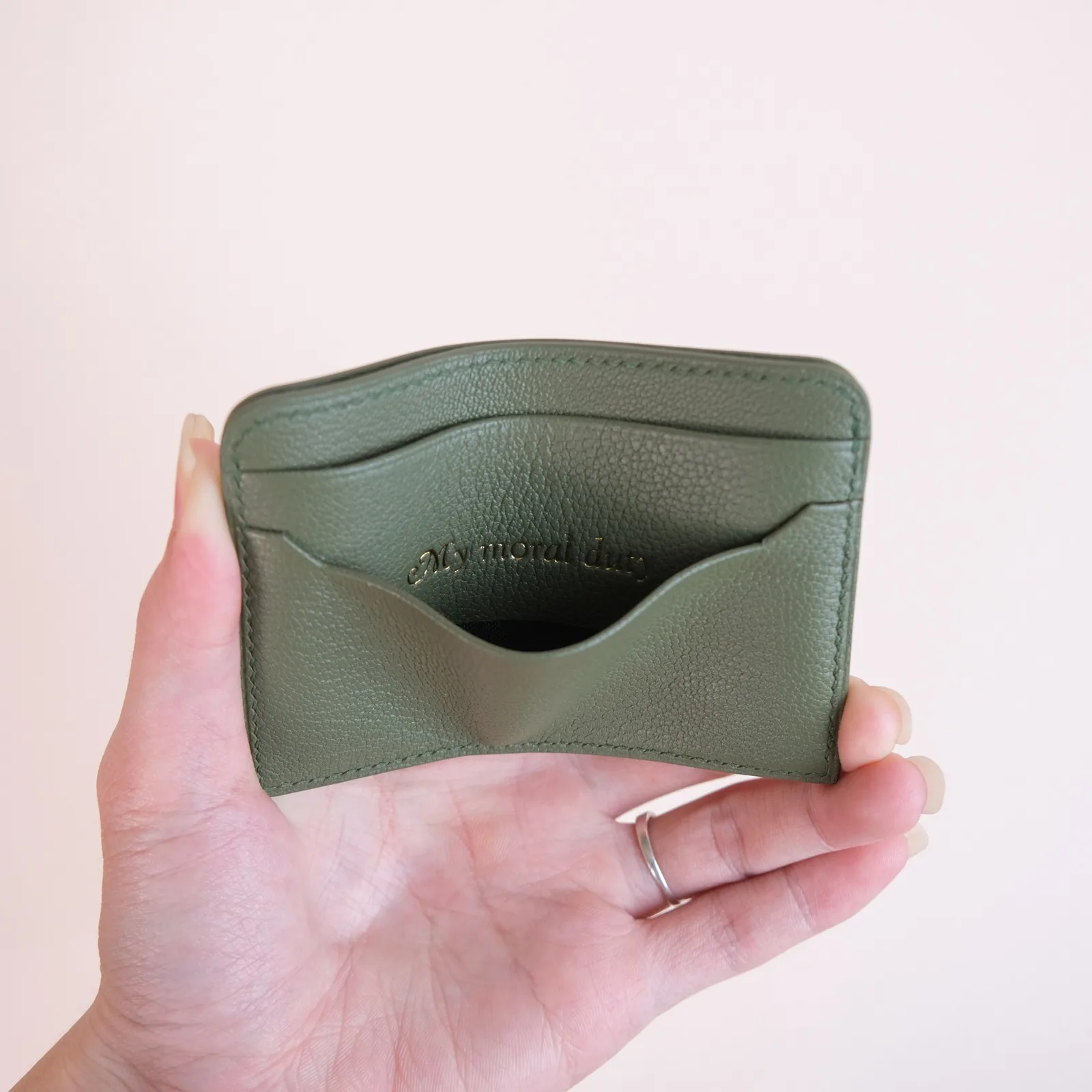 Ảnh Ví đựng thẻ da bò vân màu xanh olive dáng mỏng - Koi Leather