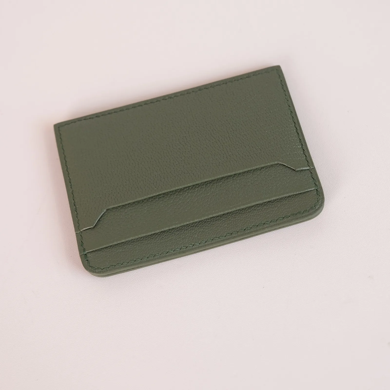 Ảnh Studio Ví đựng thẻ da bò vân màu xanh olive dáng mỏng - Koi Leather