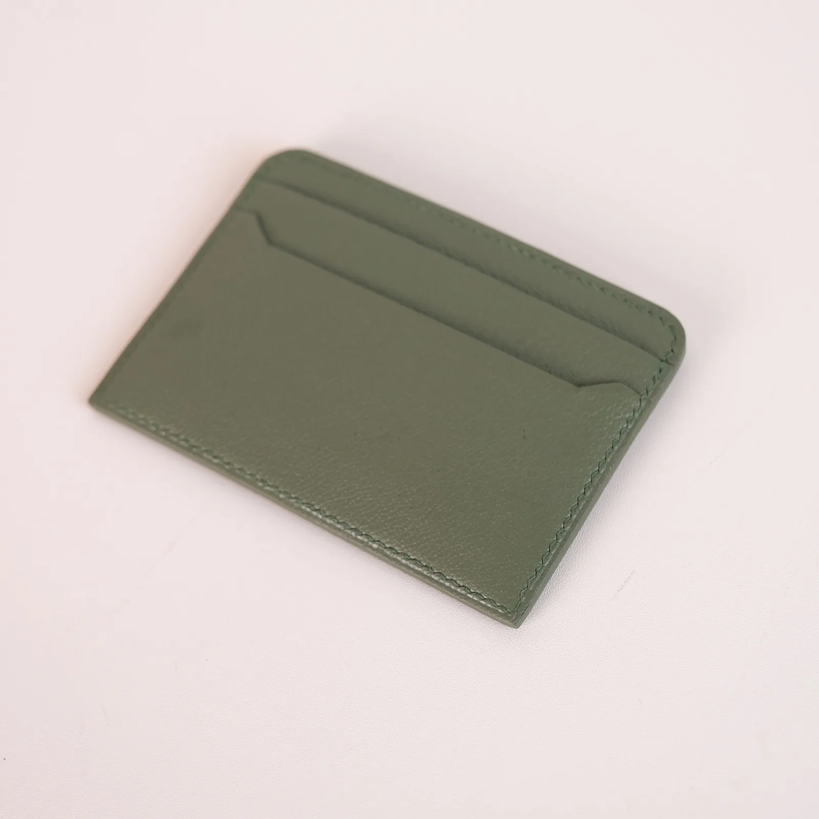 Ảnh Studio Ví đựng thẻ da bò vân màu xanh olive dáng mỏng - Koi Leather