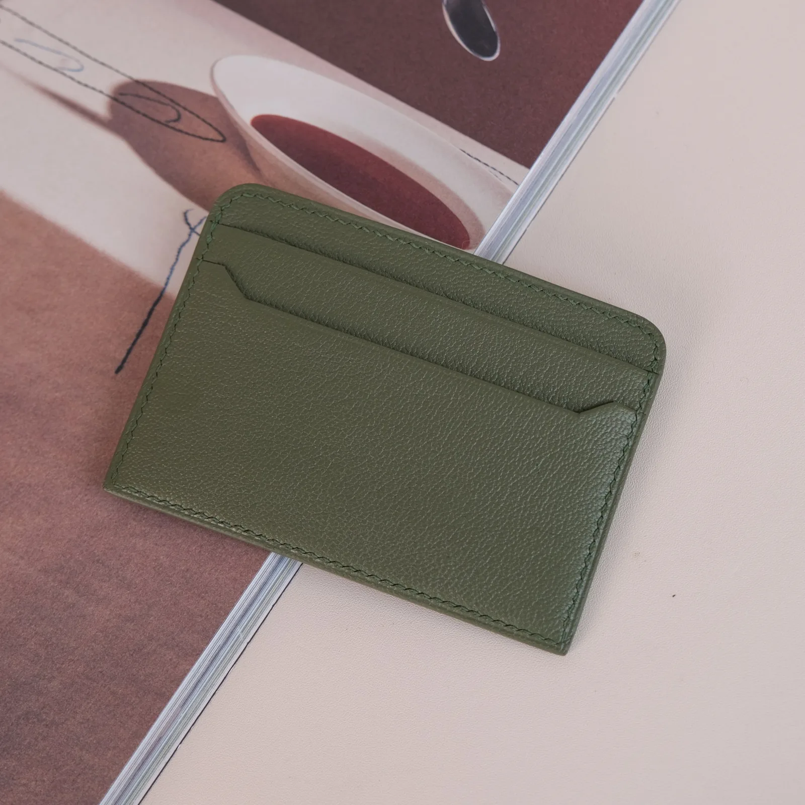 Ảnh Lifestyle Ví đựng thẻ da bò vân màu xanh olive dáng mỏng - Koi Leather