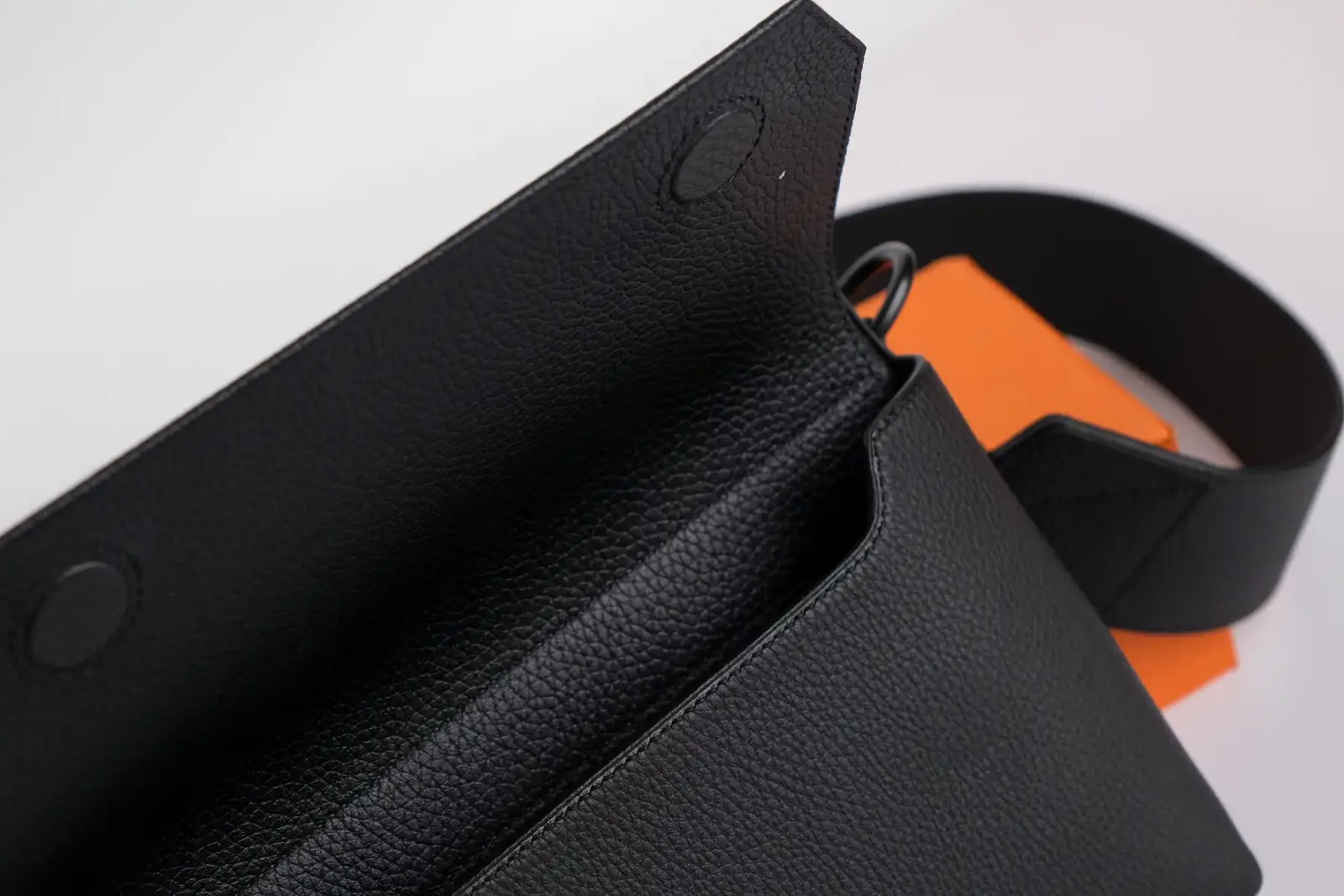 Messenger Bag – Da Bò vân Togo - Black - Hình 7