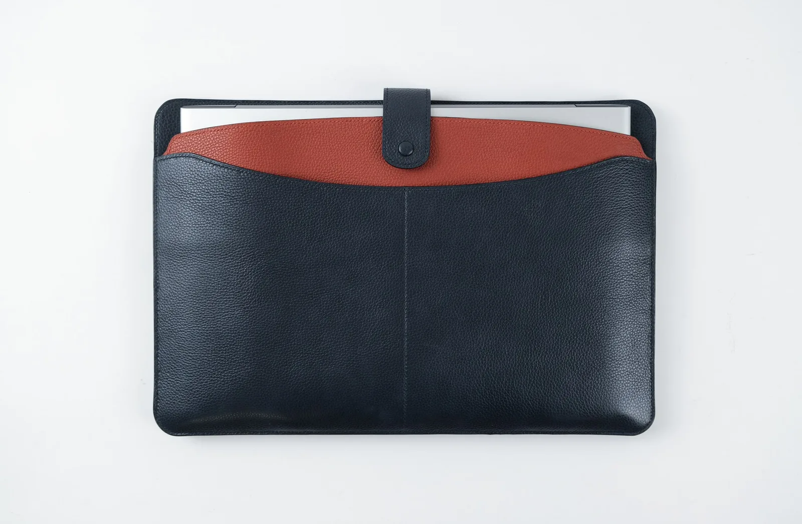 Ảnh Studio Bao da laptop 15 inch da bò hạt xanh navy phối cam - Koi Leather