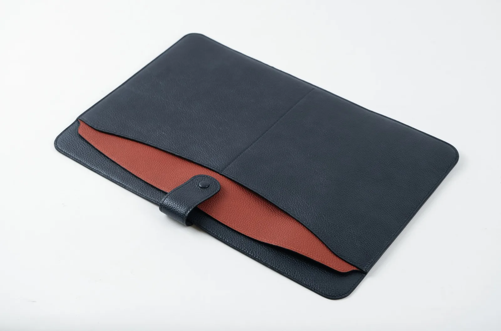 Ảnh Studio Bao da laptop 15 inch da bò hạt xanh navy phối cam - Koi Leather