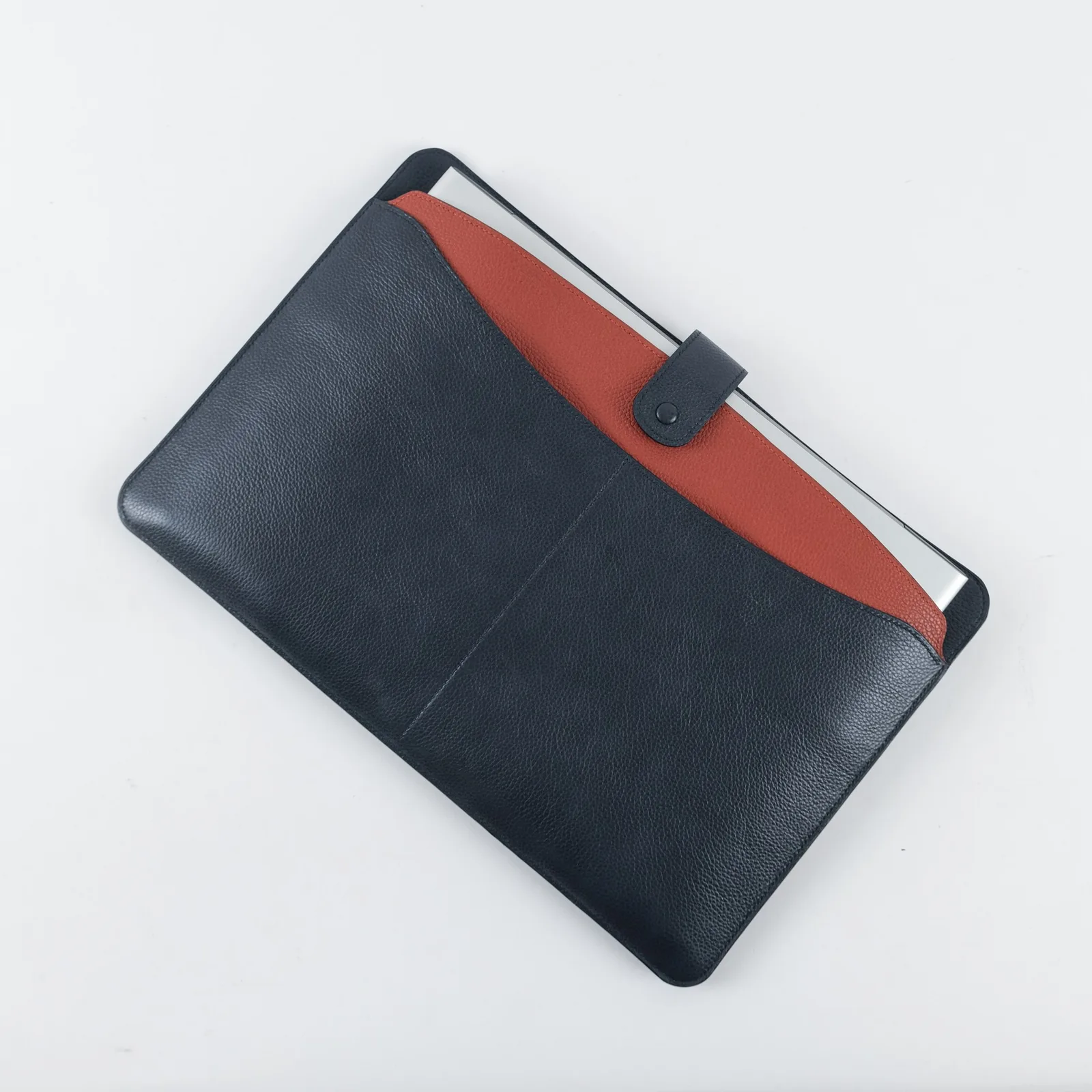 Ảnh Studio Bao da laptop 15 inch da bò hạt xanh navy phối cam - Koi Leather
