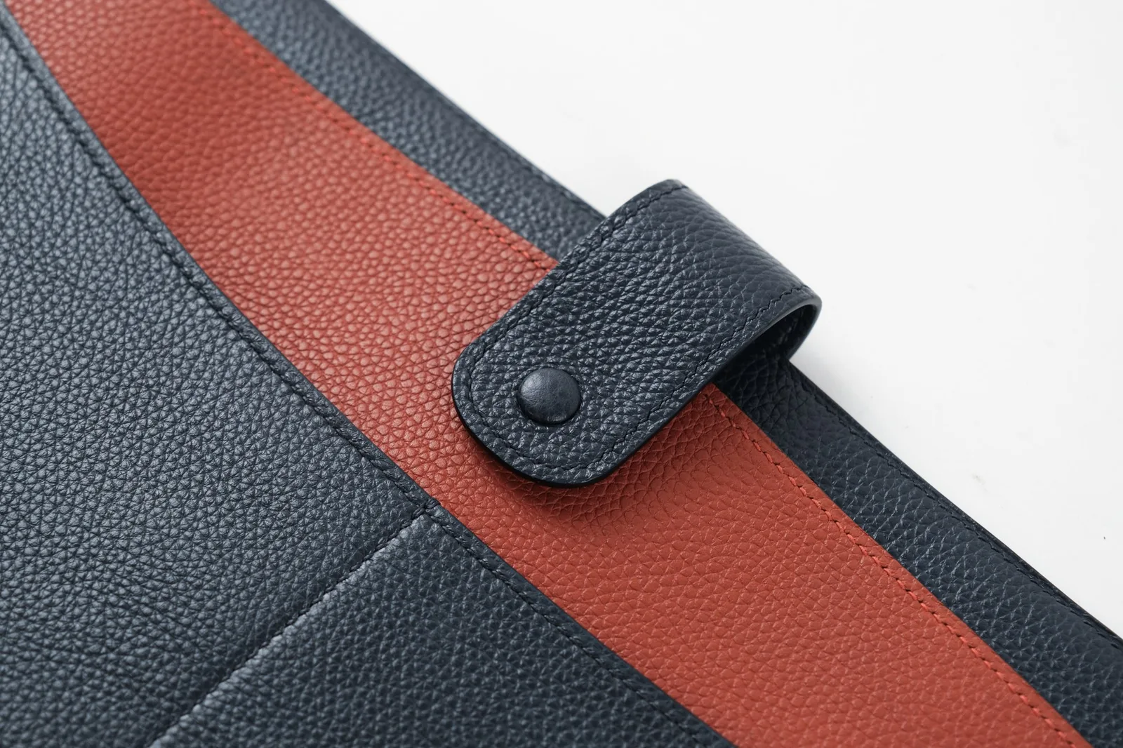 Ảnh Studio Bao da laptop 15 inch da bò hạt xanh navy phối cam - Koi Leather