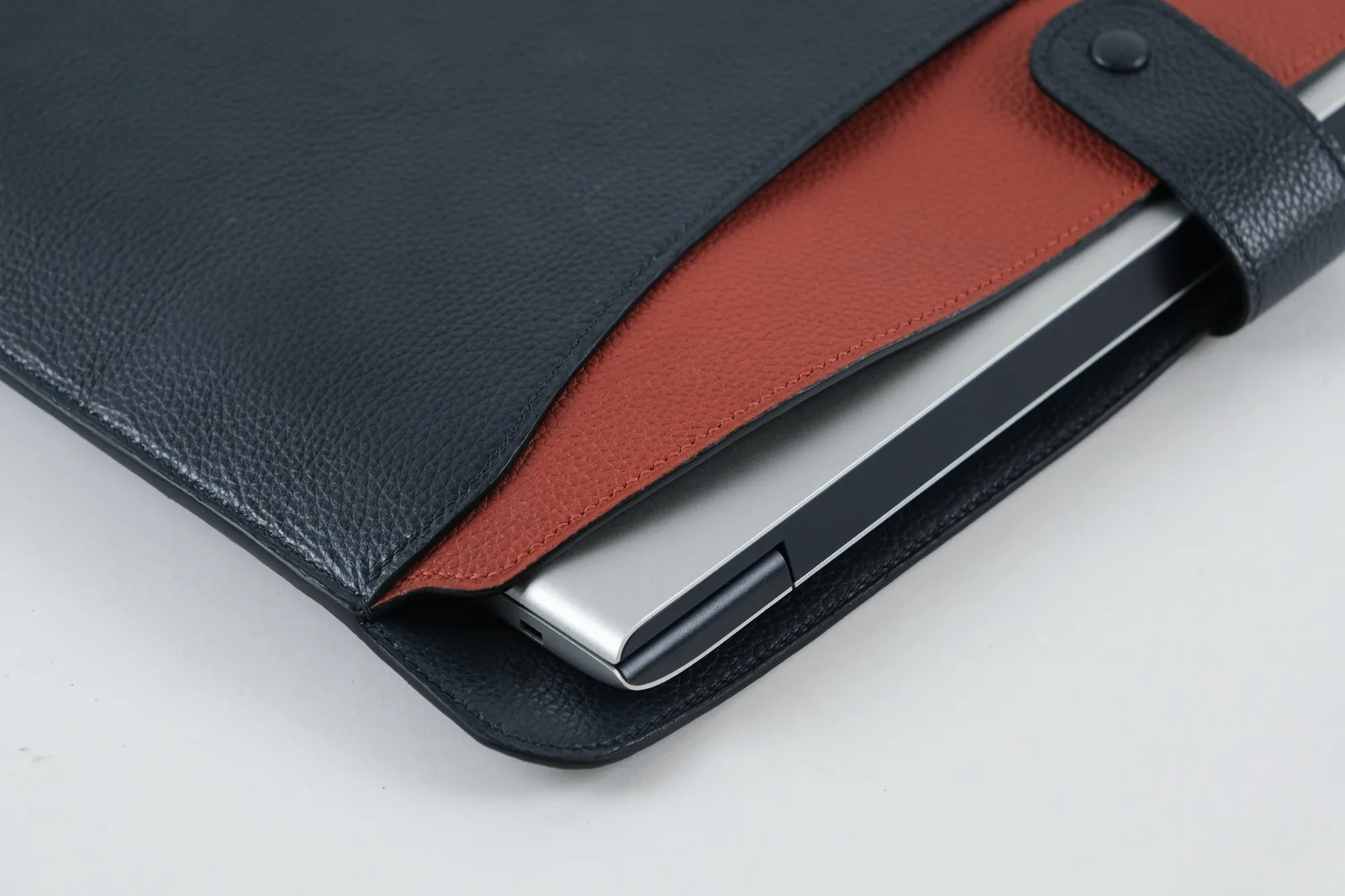 Ảnh Studio Bao da laptop 15 inch da bò hạt xanh navy phối cam - Koi Leather