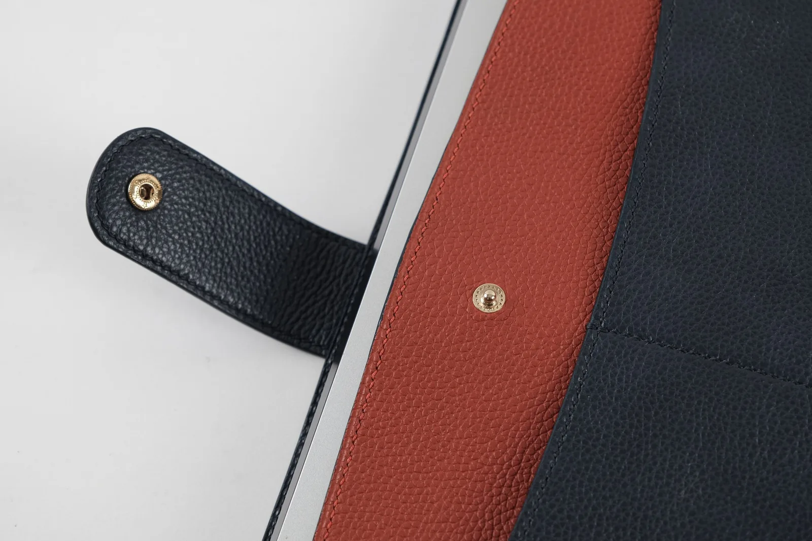 Ảnh Studio Bao da laptop 15 inch da bò hạt xanh navy phối cam - Koi Leather