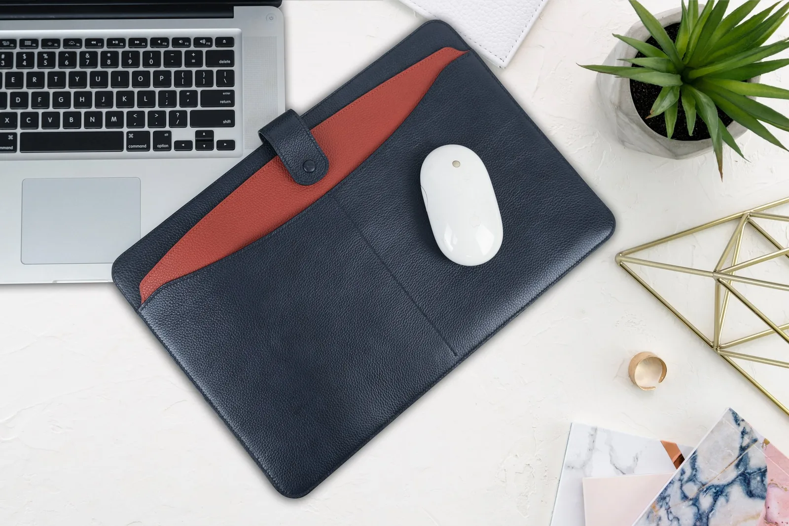 Ảnh Lifestyle Bao da laptop 15 inch da bò hạt xanh navy phối cam - Koi Leather