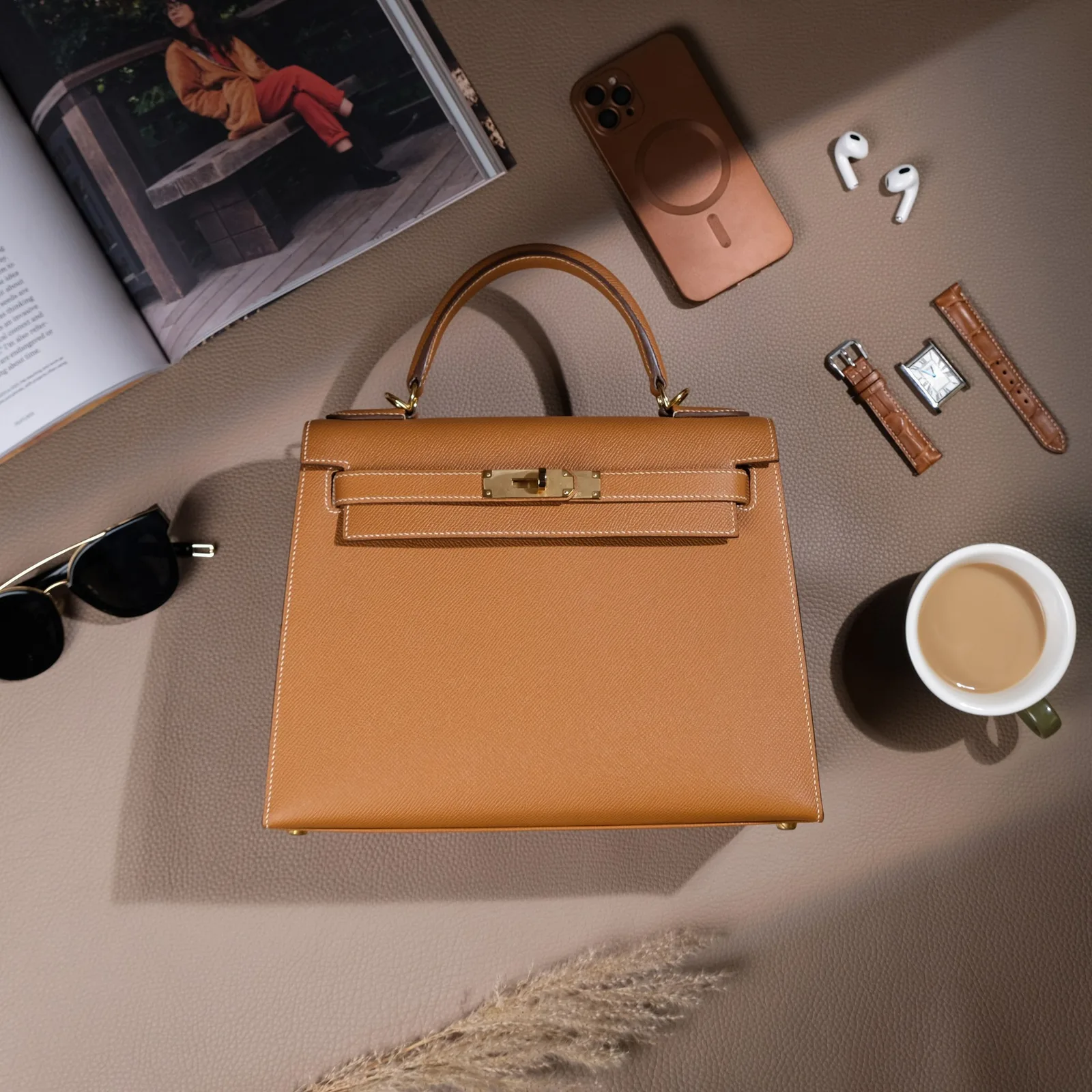 Ảnh Lifestyle Túi xách nữ da Epsom dáng thang quai đơn màu nâu gold - Koi Leather