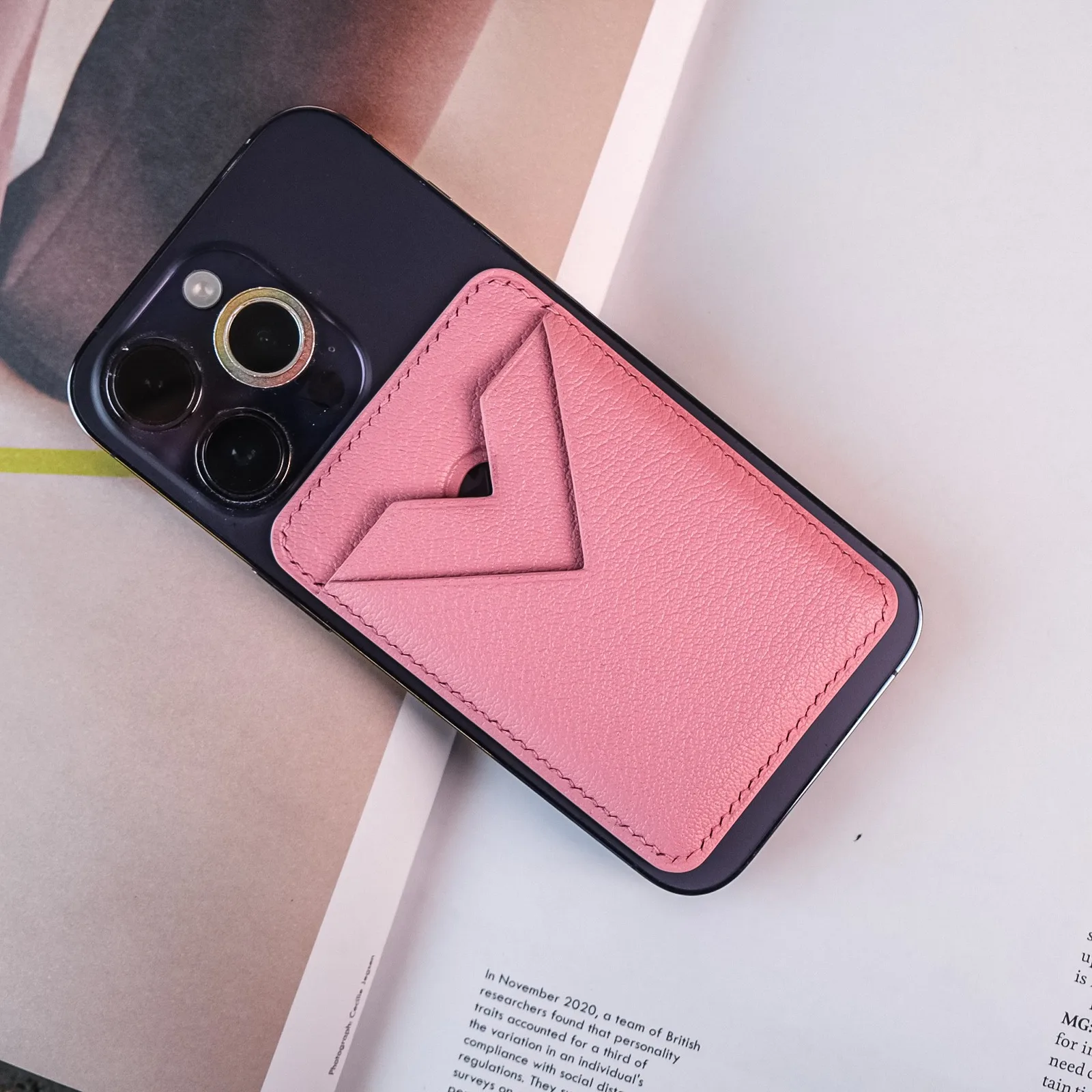 Ảnh Lifestyle Ví đựng thẻ MagSafe da dê Alran màu hồng - Koi Leather