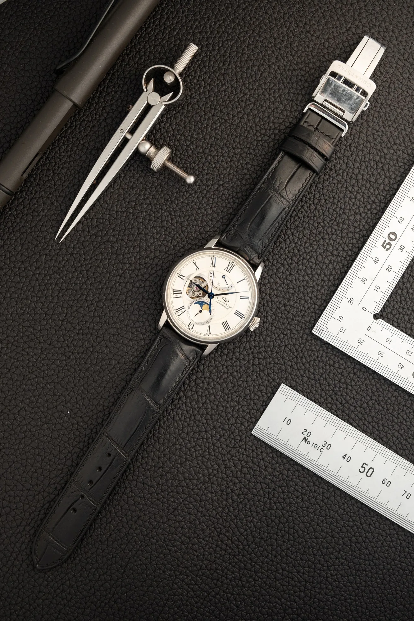 Ảnh Studio Dây đồng hồ da cá sấu màu đen cho Orient Star - Koi Leather