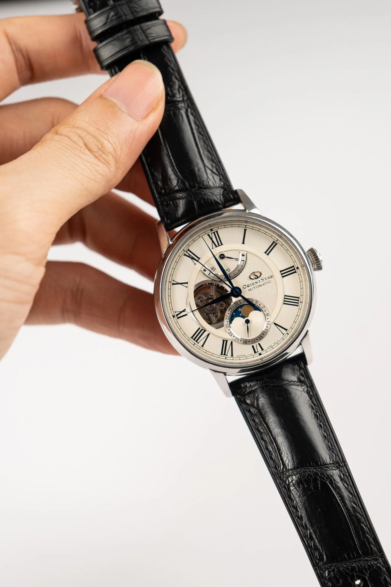Ảnh Lifestyle Dây đồng hồ da cá sấu màu đen cho Orient Star - Koi Leather