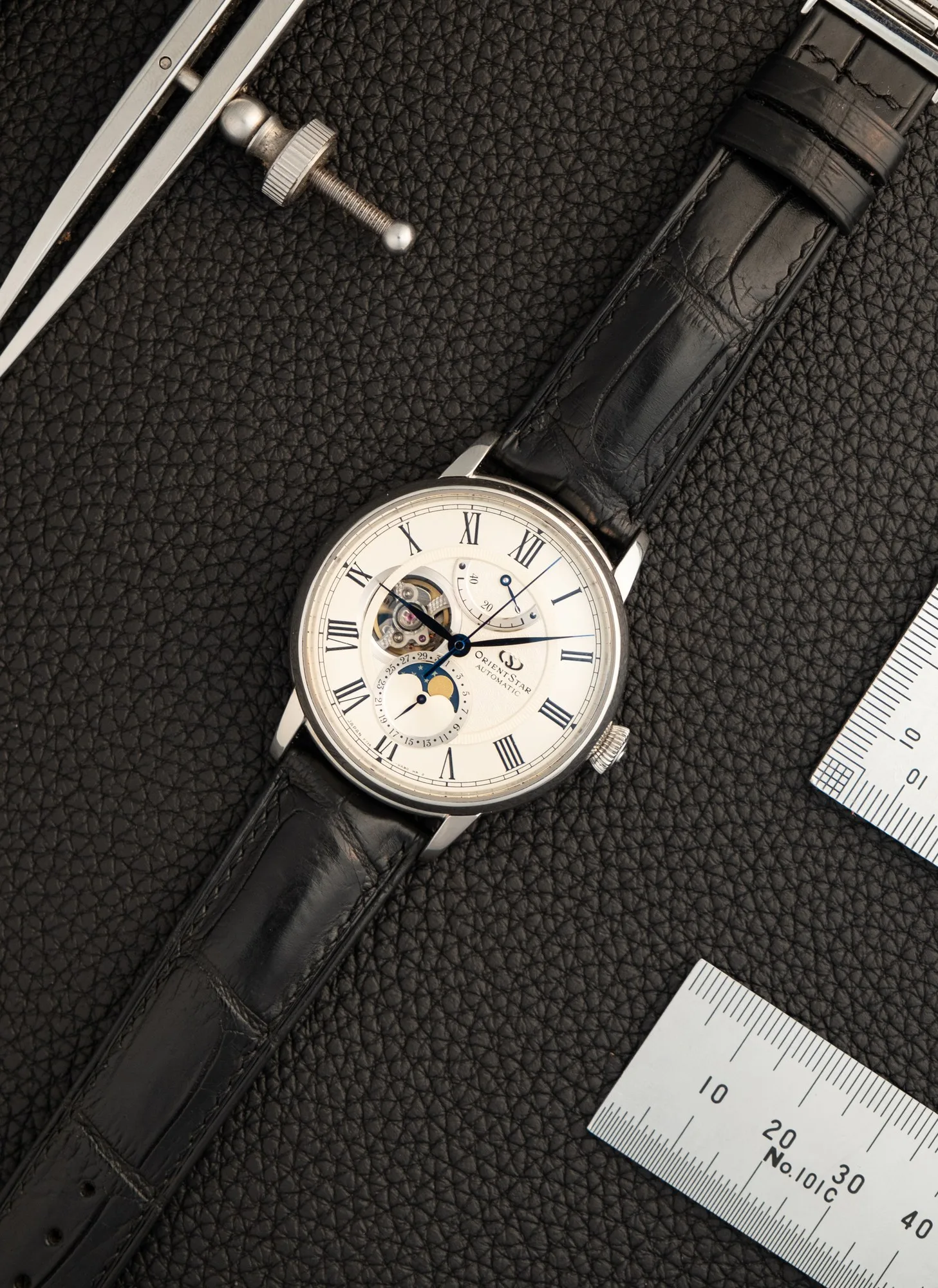 Ảnh Studio Dây đồng hồ da cá sấu màu đen cho Orient Star - Koi Leather