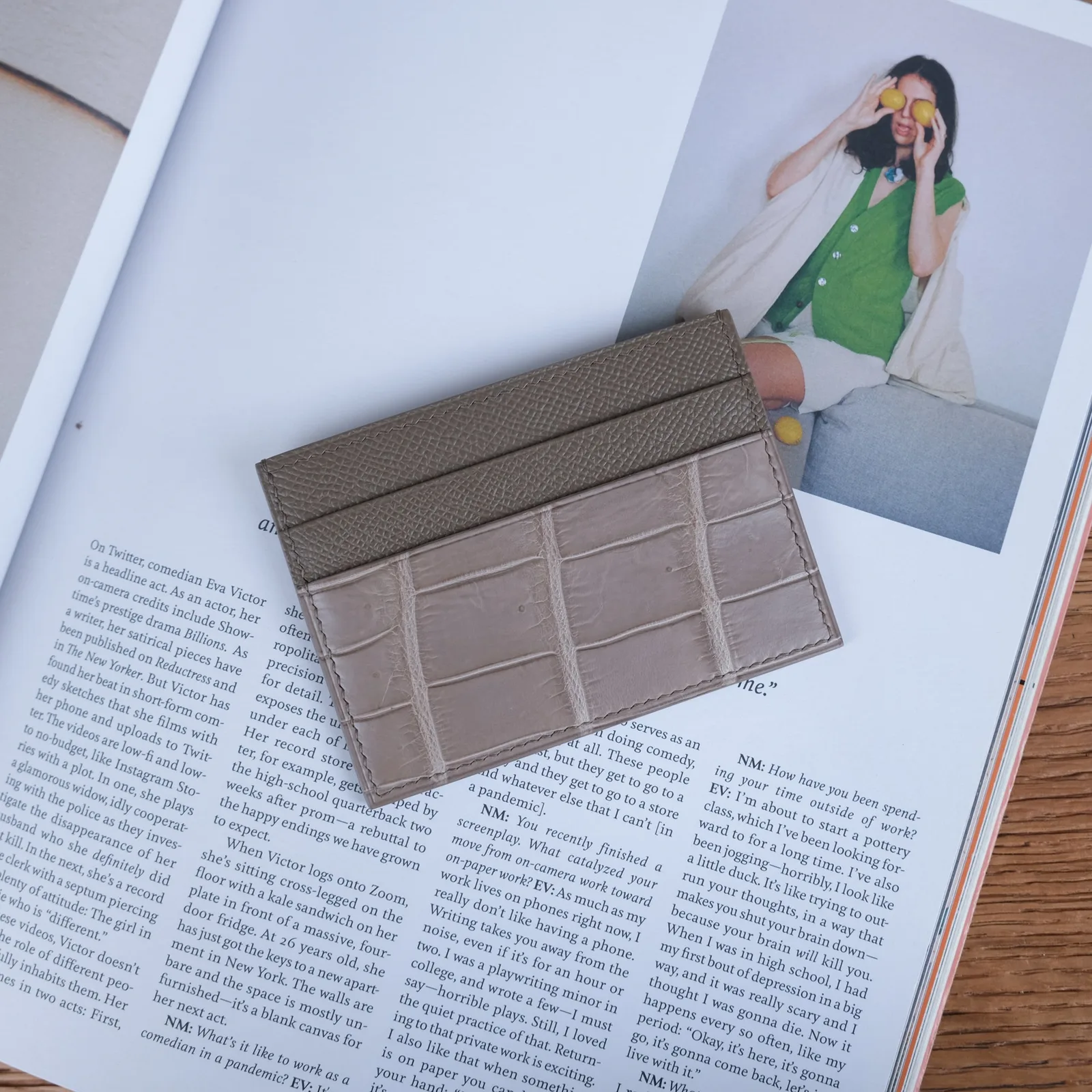 Ảnh Lifestyle Card holder da cá sấu phối Epsom màu taupe - Koi Leather